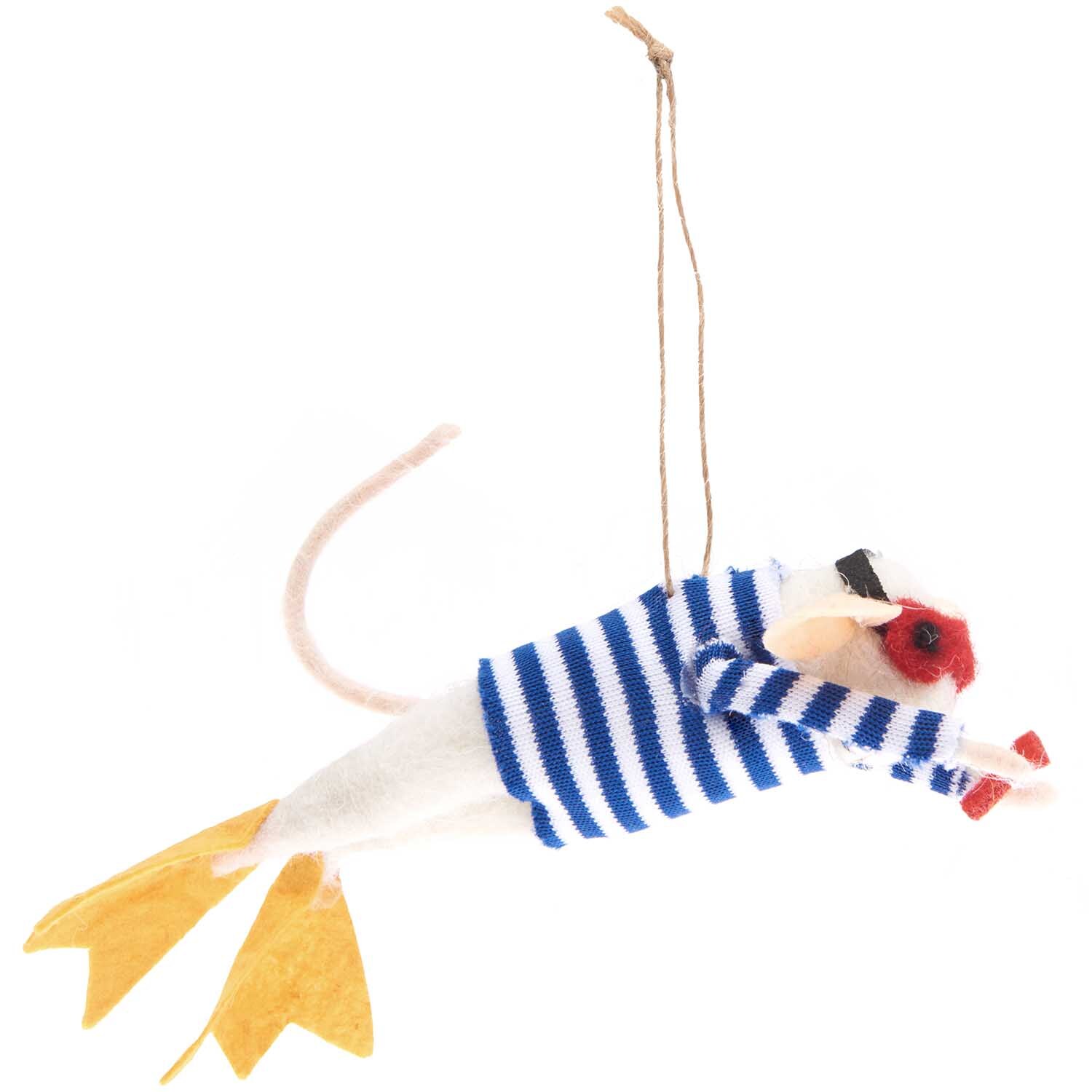 Filzhänger Maus Taucher 10cm: Eine tauchende Filzmaus mit blau-weißem Streifenanzug und gelben Flossen von Rico Design.