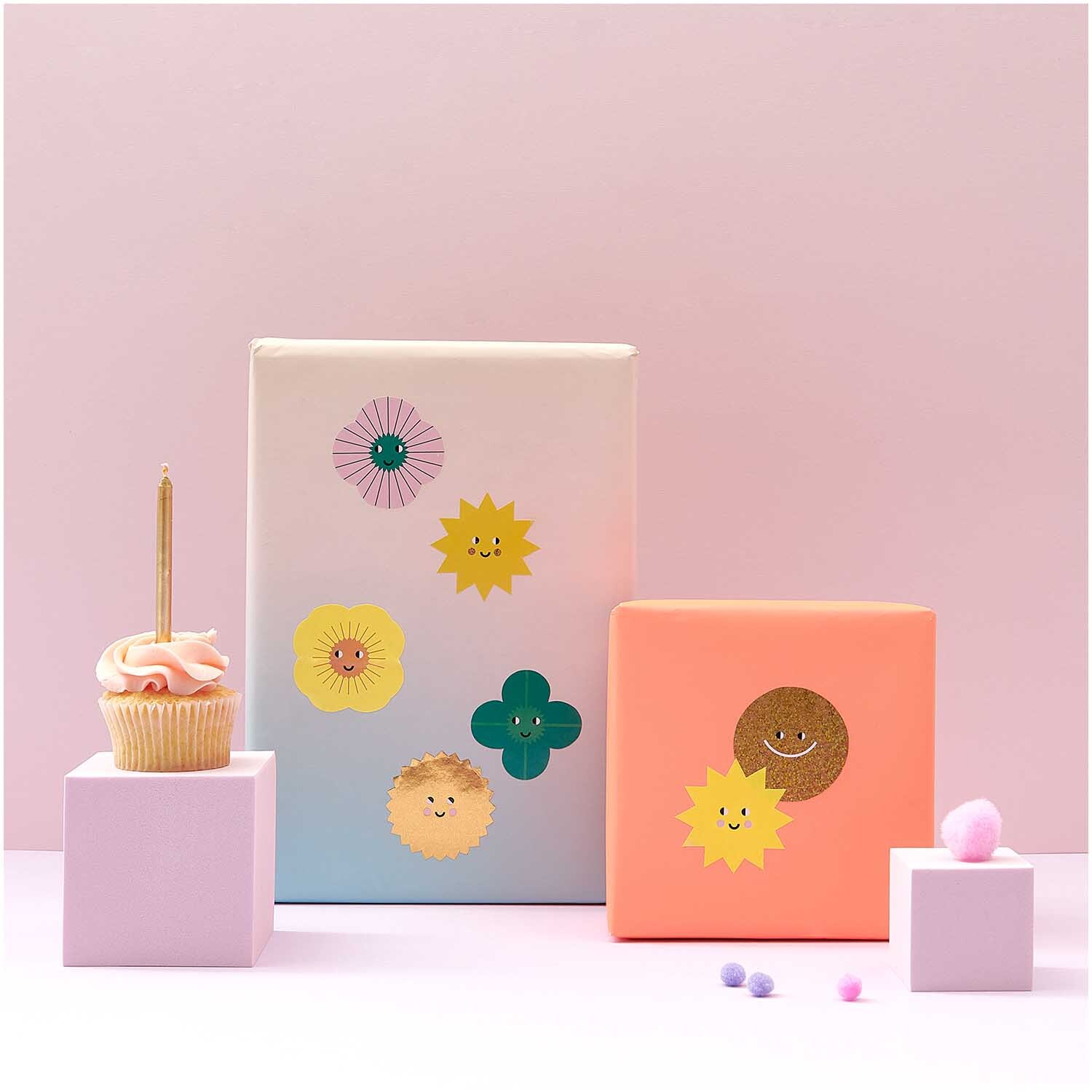 Paper Poetry Sticker Sonnen & Kleeblätter dekorieren bunte Geschenke auf rosa Hintergrund.