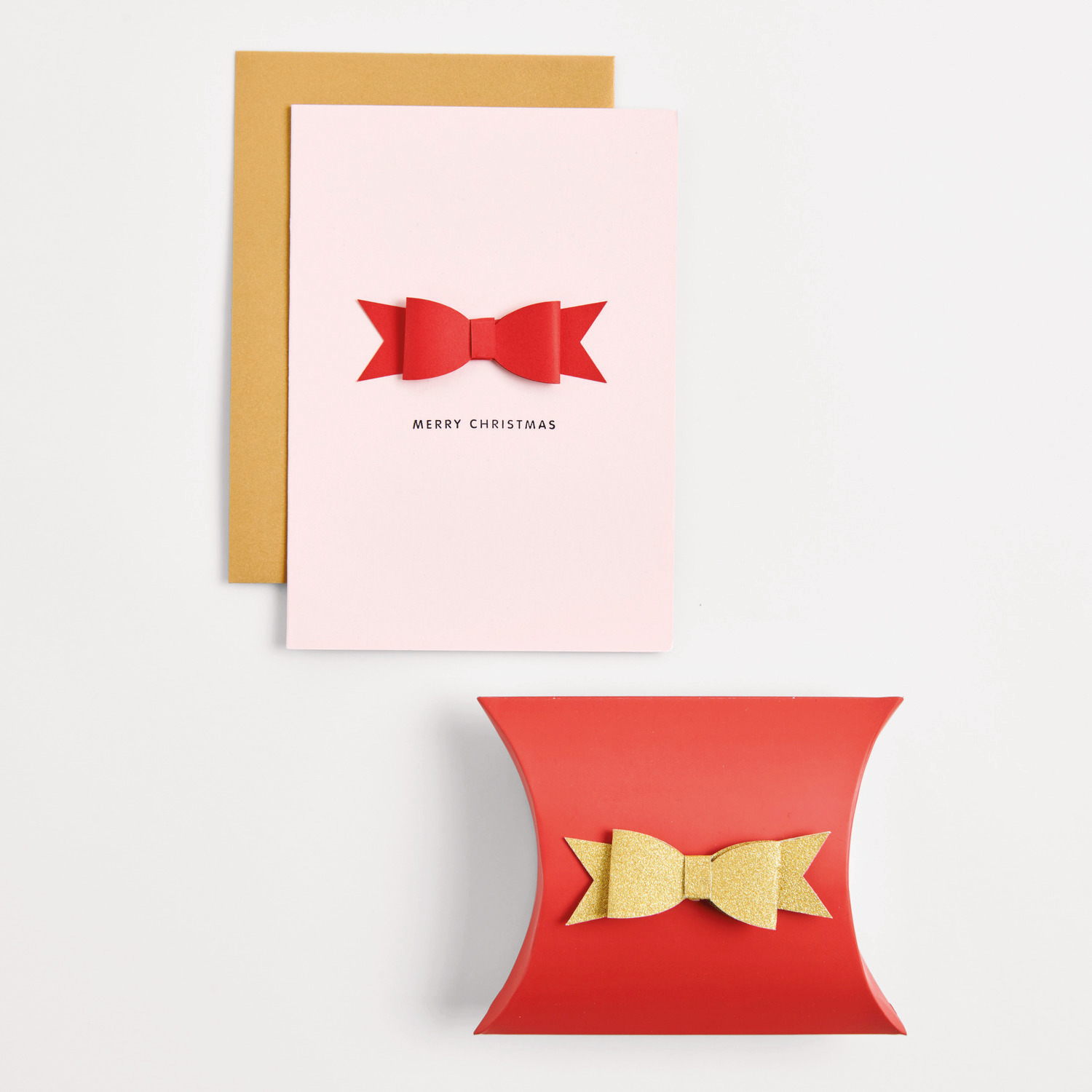 Paper Poetry 3D Sticker Schleifen Rot von Rico Design auf Karten und Geschenkbox, ideal für festliche Dekorationen.