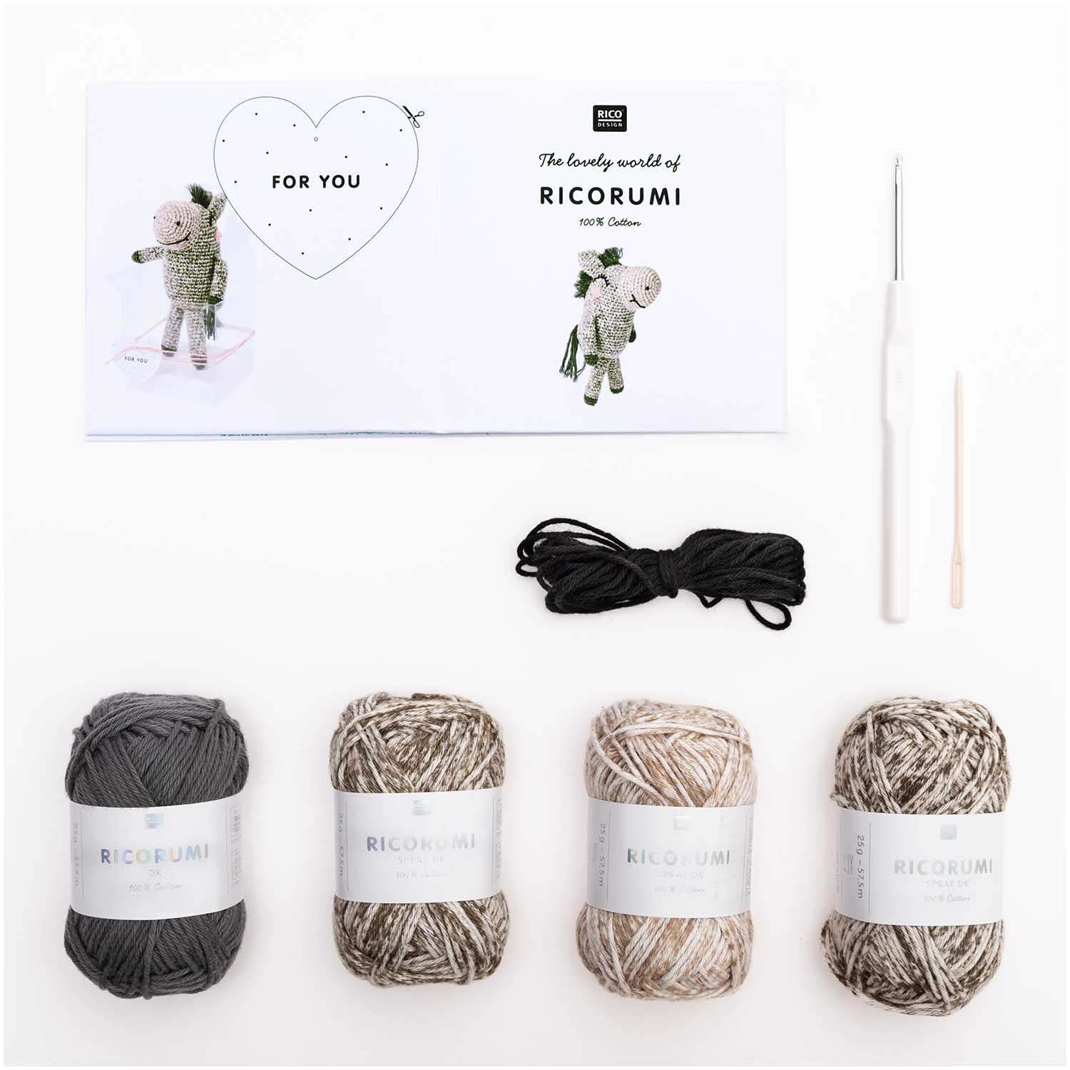 Häkelset Ricorumi Animals Esel von Rico Design mit Garn in verschiedenen Grautönen und Häkelnadel. Ideal für kreative Handarbeitsprojekte.