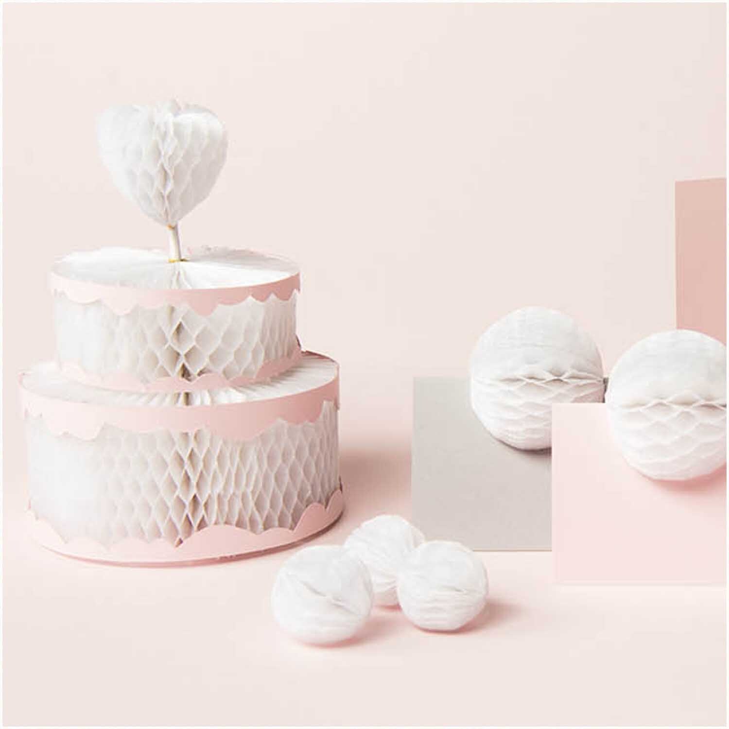 Wabenpapier weiß 20x33cm 4 Bogen von Rico Design, dekorativ arrangiert mit rosa Akzenten.