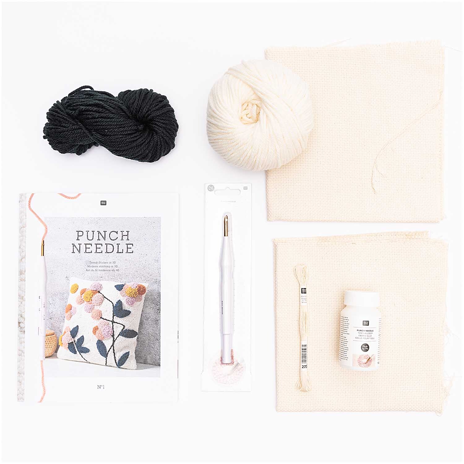 Punch Needle Packung Kissen Alphabet inkl. Punch Needle, mit Garn in Schwarz und Creme, von Rico Design. Ideal für kreative DIY-Projekte.
