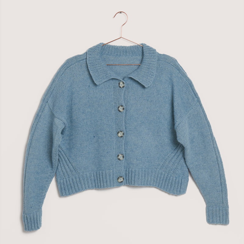 Gestrickte Jacke in Taubenblau mit Knopfleiste und Kragen: Modell 13 aus dem Heft Made by Me No. 22