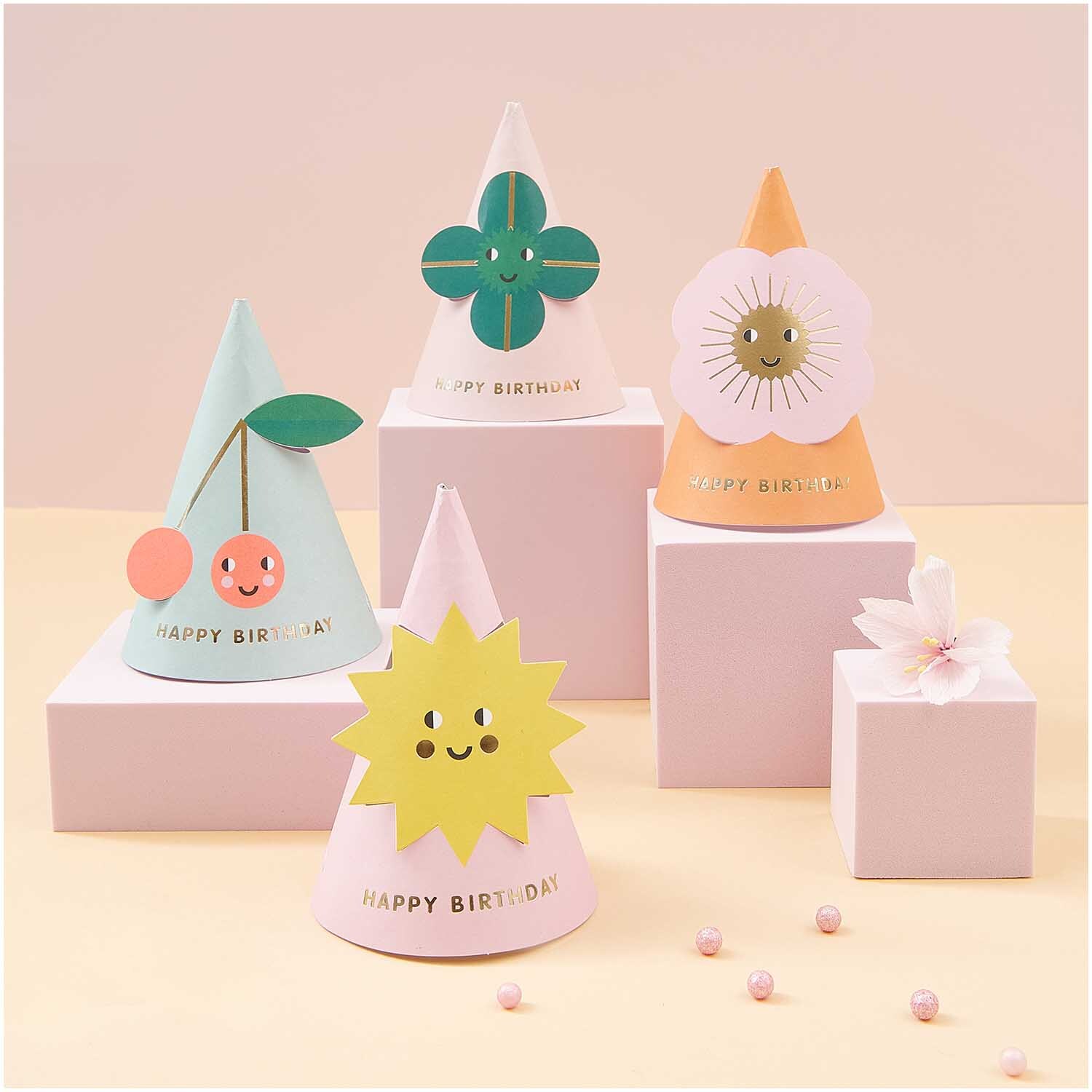 Paper Poetry Mini Partyhüte Happy Birthday 12cm mit fröhlichen Motiven auf pastellfarbenen Hüten.