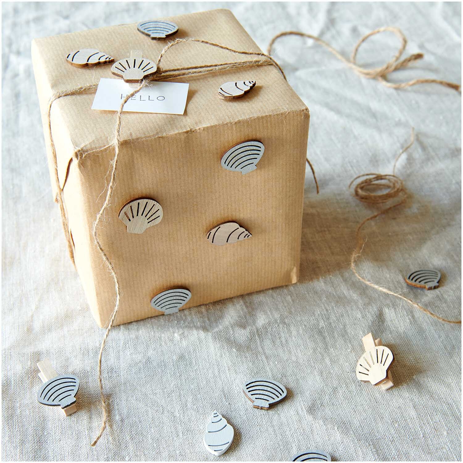 Holzstreu Muschel Mix natur 36 Stück von Rico Design dekoriert ein Geschenk mit Muschelmotiven.