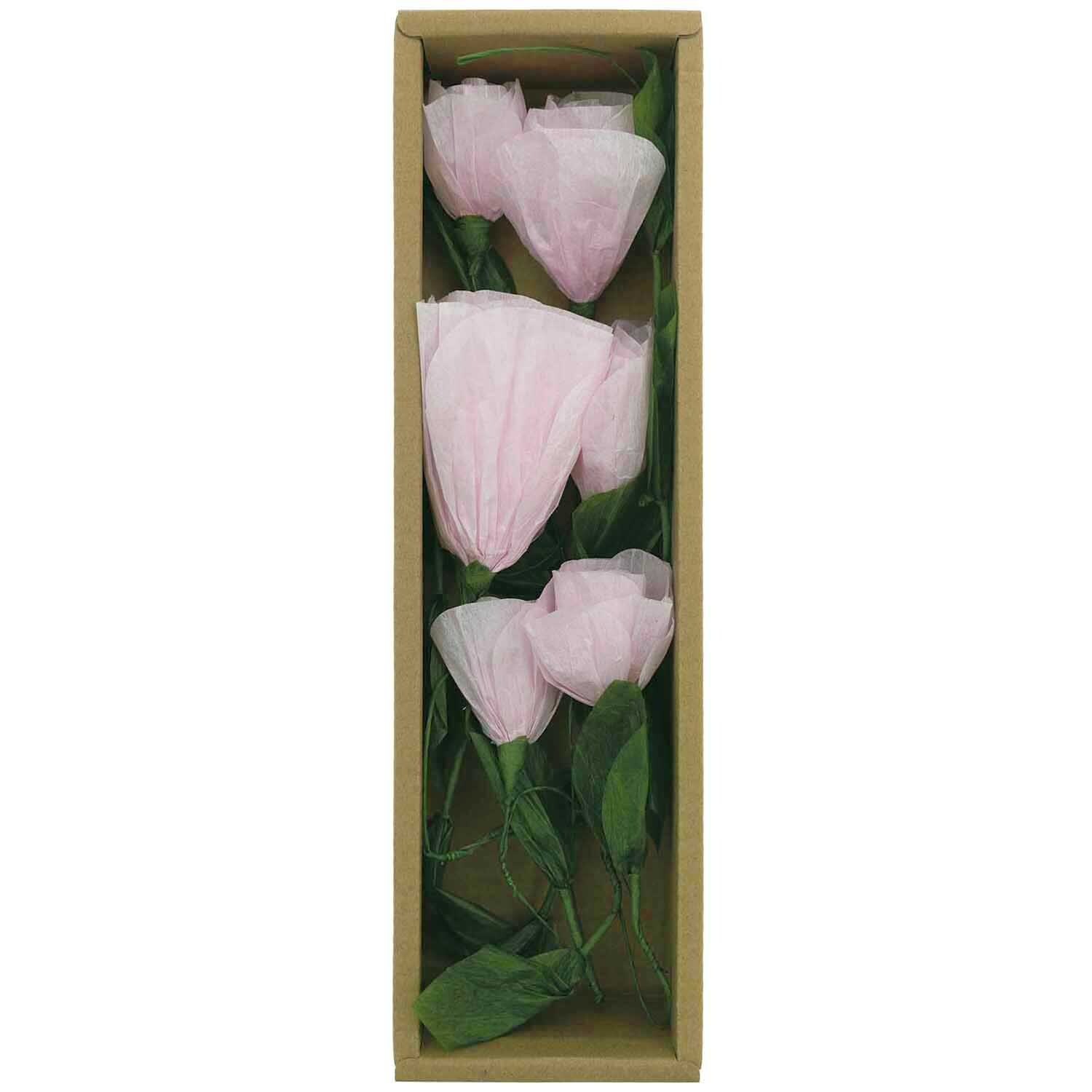 Papierblumen Girlande klein rosa 160 cm von Rico Design in einer Schachtel, zeigt zarte rosa Blüten mit grünen Blättern.