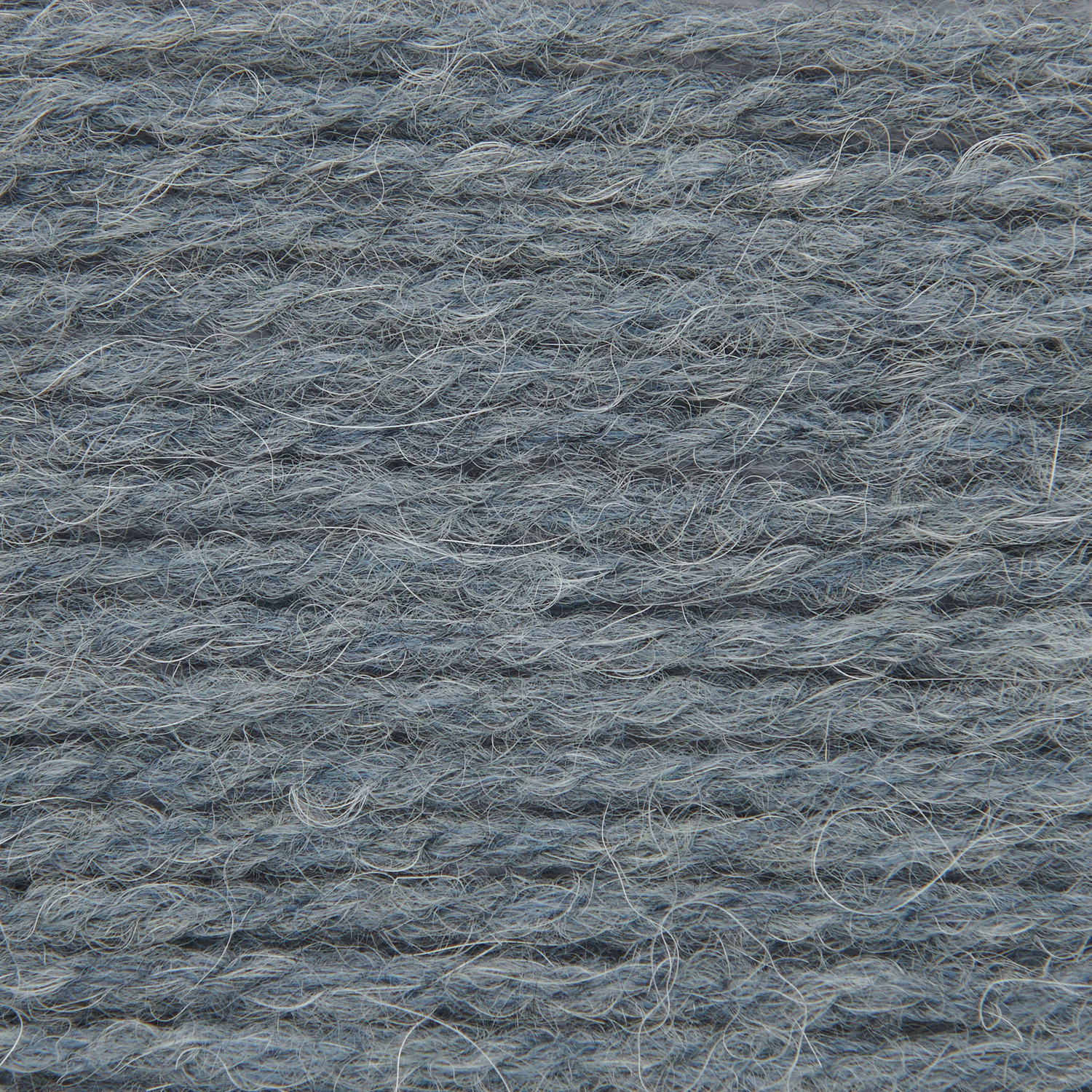 Soft Alpaca von Rico Design in Blau, Nahaufnahme der weichen, strukturierten Fasern, ideal für Strickprojekte, 50g 125m.