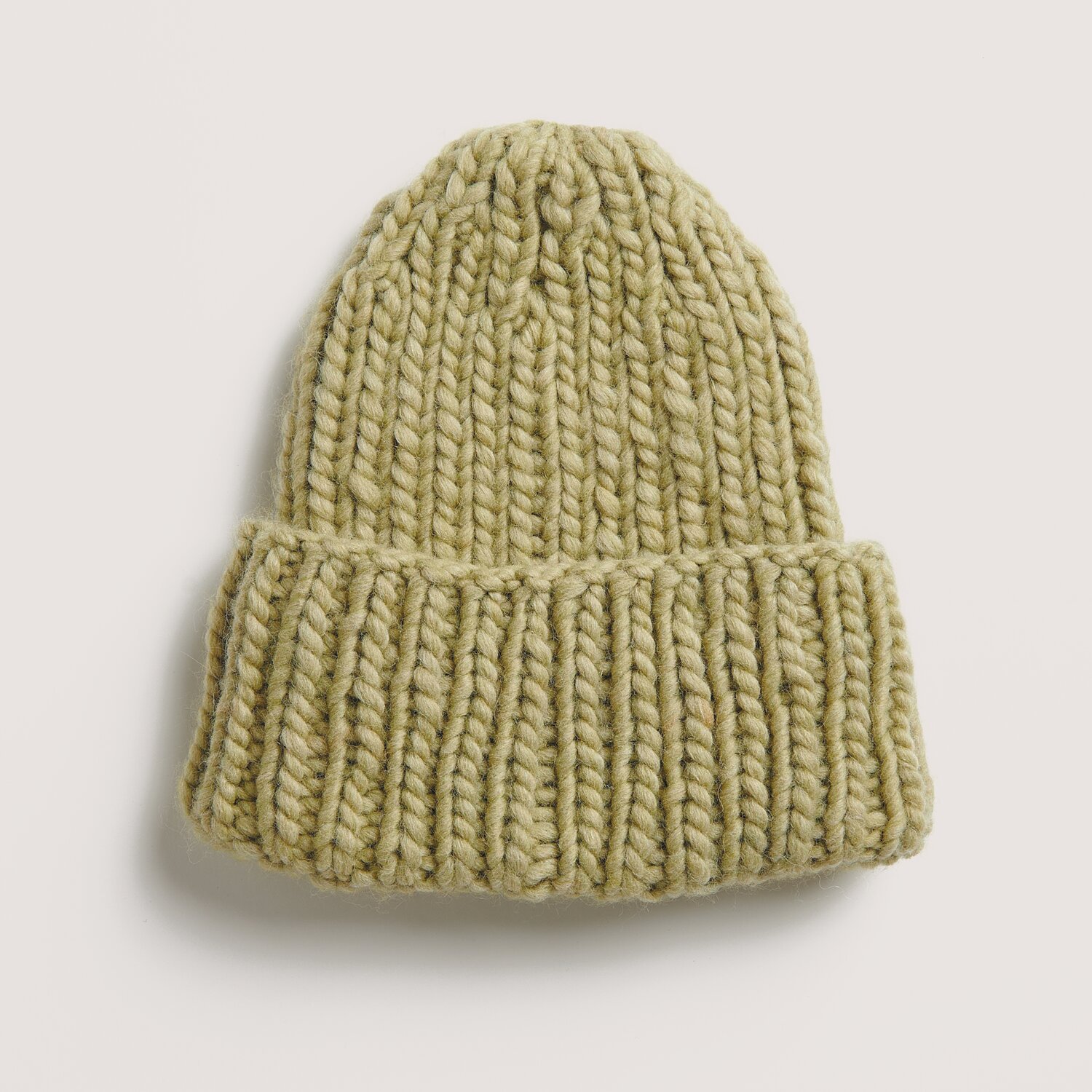 Made by Me No. 21 Herbst-Winter Mütze in Weide, gestrickt aus dicker Wolle, ideal für kalte Tage.