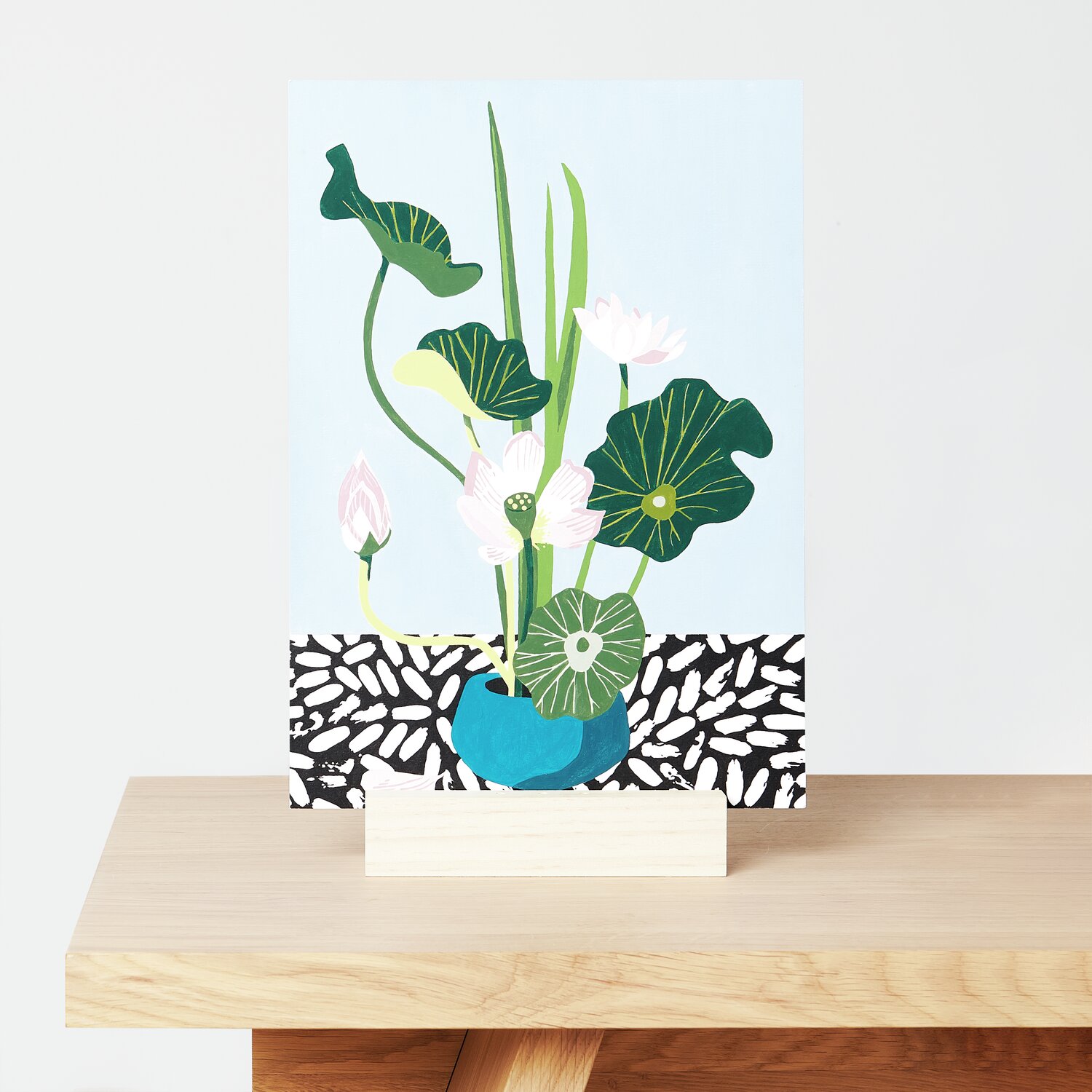 Malen nach Zahlen Lotus: Kunstwerk mit grünen Blättern und weißen Blüten in blauem Topf auf Holzständer.