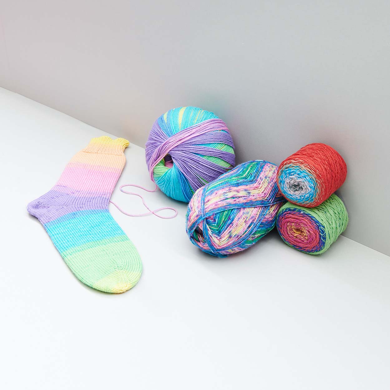 Sockenwolle und fertiger Socken 