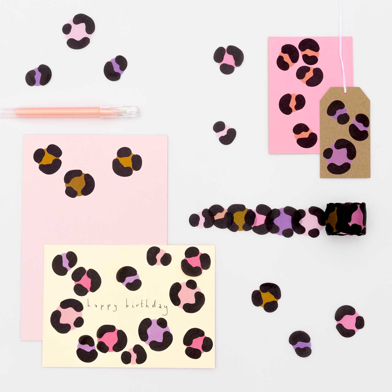 Washi Sticker Acid Leo pink 200 Stück von Rico Design auf Karten und Anhängern in Leopardenmuster. Ideal für kreative Bastelprojekte und Dekorationen.