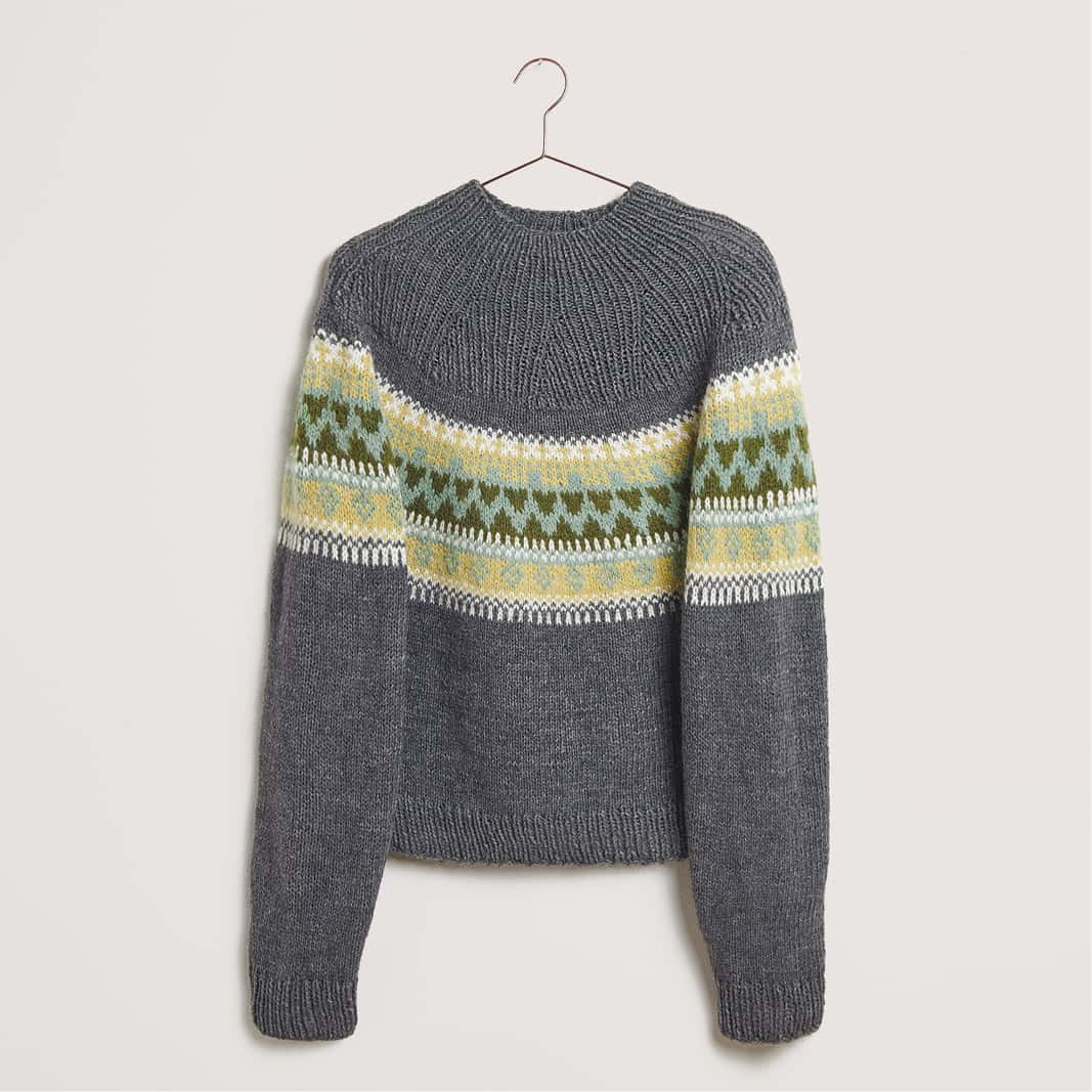 Gestrickter Norweger-Pullover in Grau mit Grünem Muster: Modell 01 aus dem Heft Made by Me No. 21