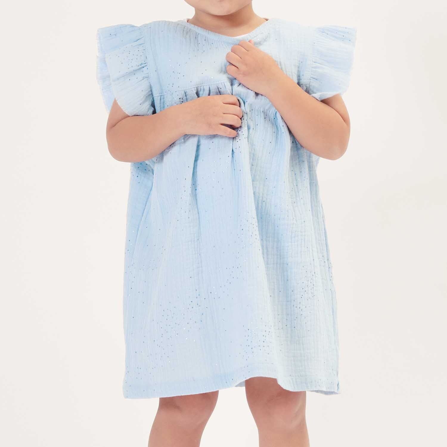Nähanleitung Kinderkleid aus Krinkelmusselin: Hellblaues Kleid mit Rüschenärmeln, ideal für sommerliche Anlässe.