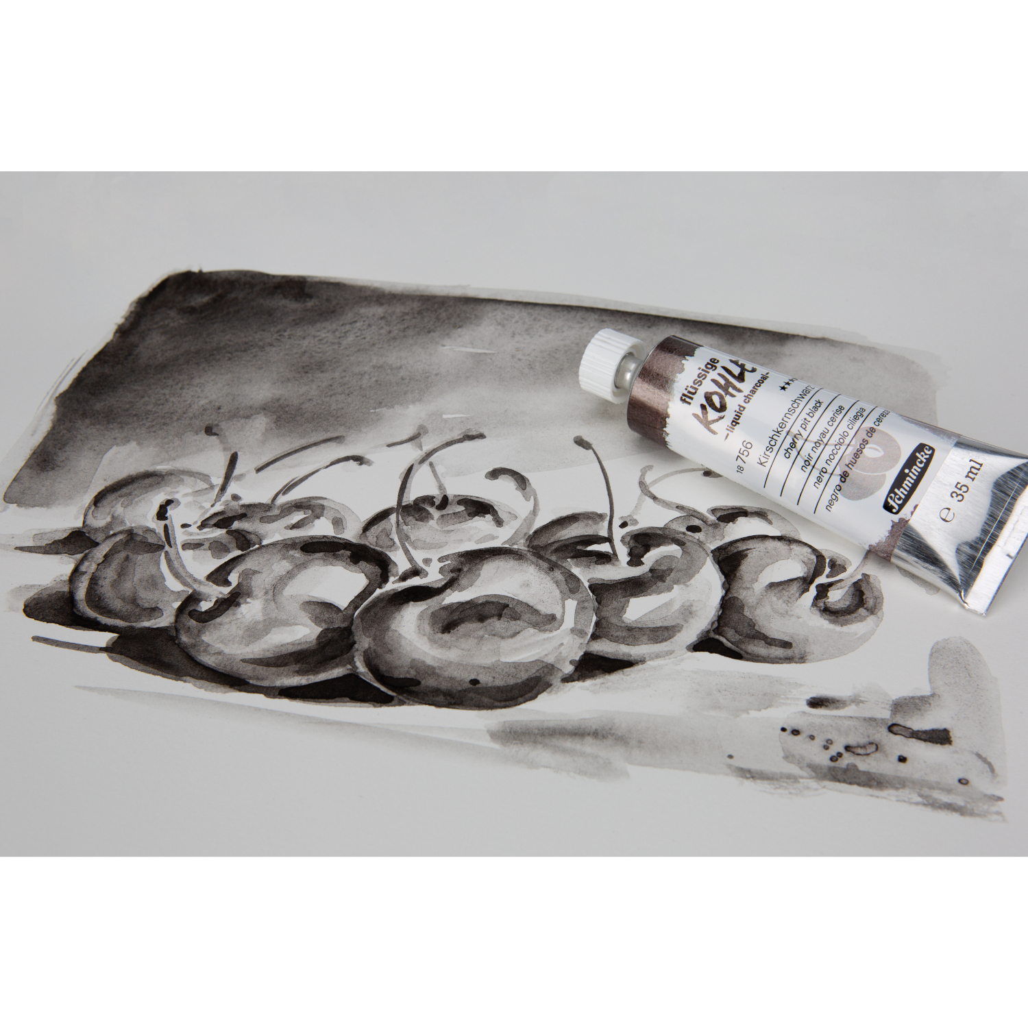 Pigmente Trio flüssige Kohle Set: Schmincke 3x5ml Farben, zeigt eine Kohlezeichnung mit Tube.