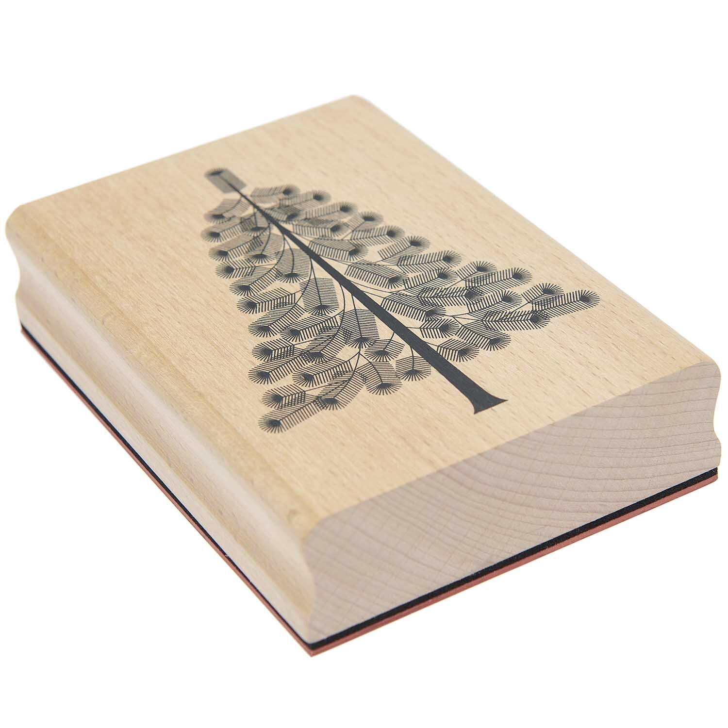 Paper Poetry Stempel Tanne 8,5x12cm zeigt einen Holzstempel mit Tannenbaum-Motiv von Rico Design.