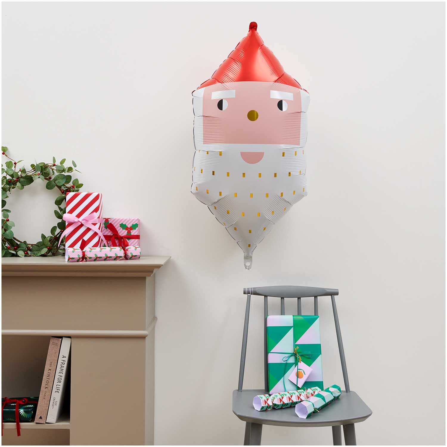 Folienballon Weihnachtsmann 41x82x33cm: Bunter Weihnachtsmann-Ballon von Rico Design, dekorativ an einer Wand befestigt.