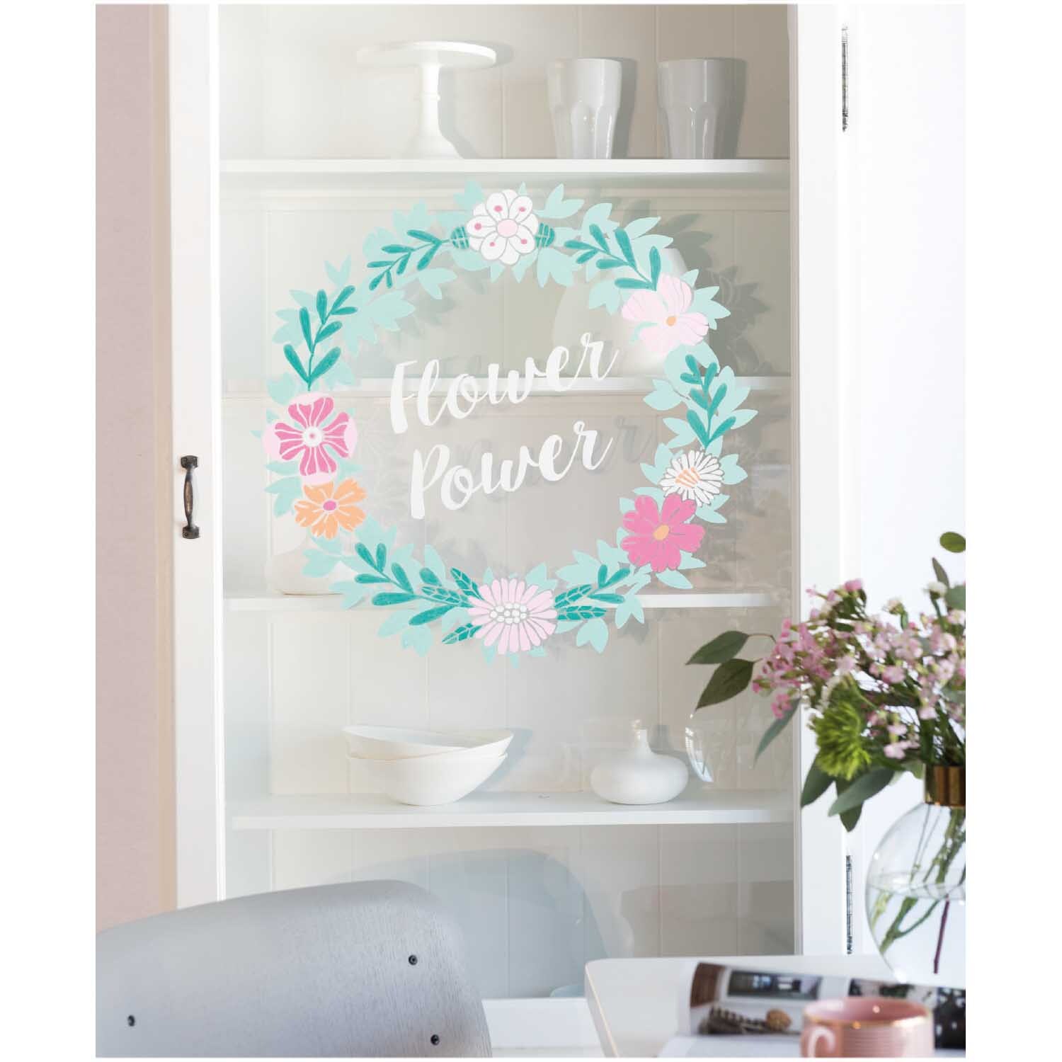 Kreidestifte Flüssigkreide Set Pastell 3mm 4 Farben: Blumenkranz auf Glas mit dekorativen Blüten und Schriftzug "Flower Power". Ideal für kreative Dekorationen.