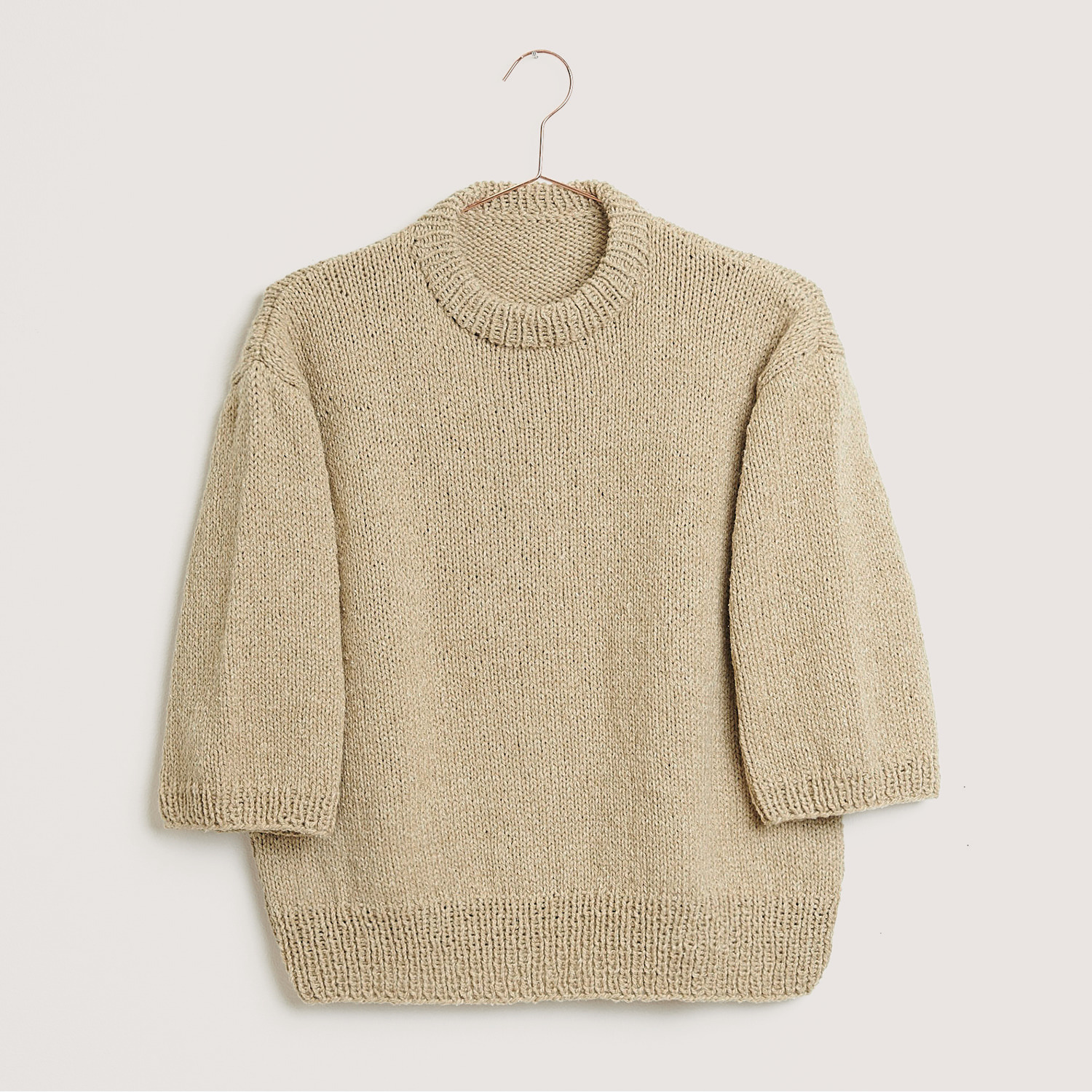 Luxury Natural Silk Blend Pullover in Beige, gestrickt aus hochwertigem Garn, präsentiert auf einem Kleiderbügel. Ideal für stilvolle, gemütliche Outfits.