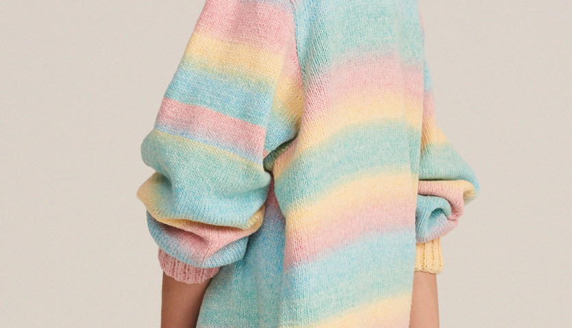 Strickanleitung Jacke aus Fashion Cotton Light & Long: Bunte, gestreifte Jacke in Pastelltönen, die einen weichen und gemütlichen Look bietet.