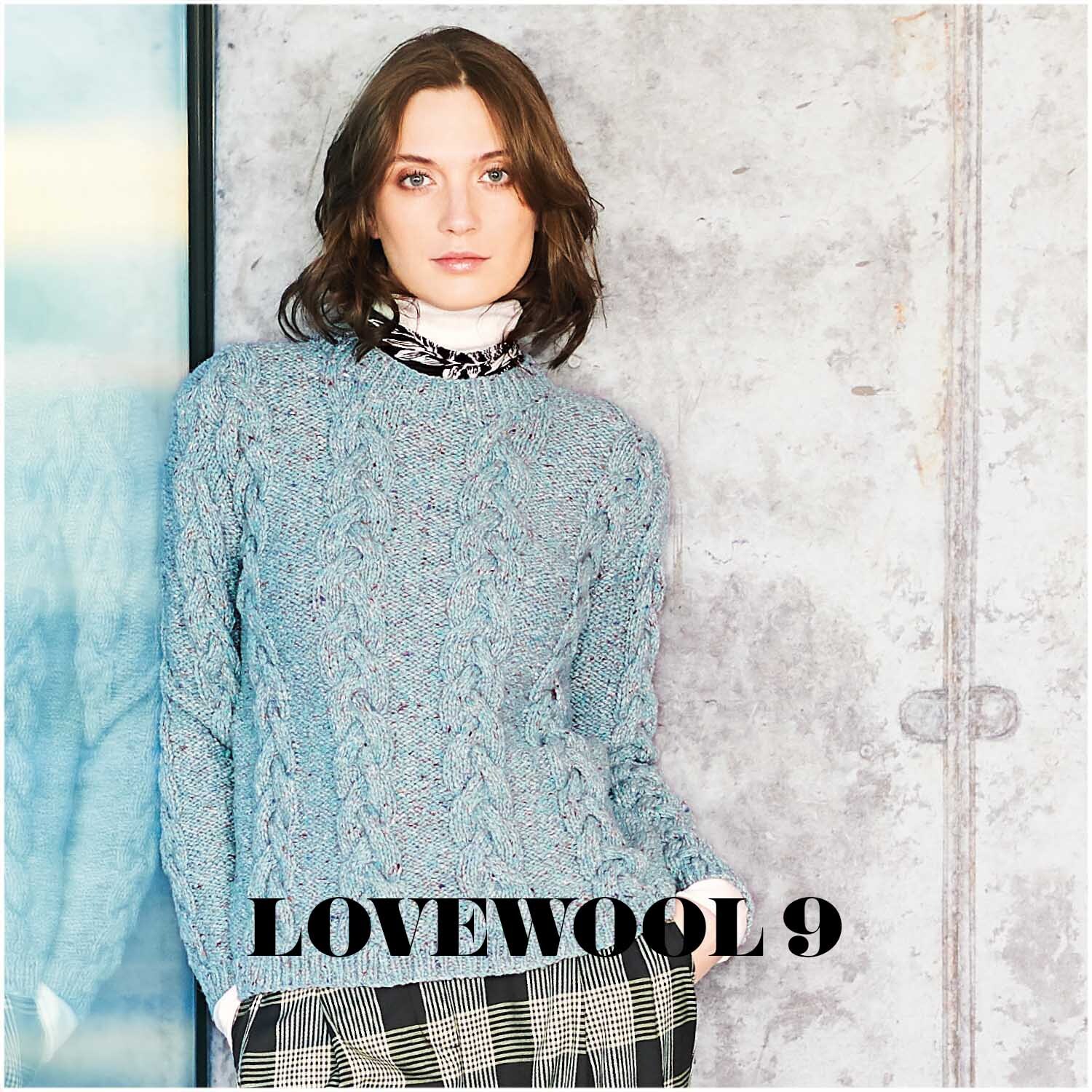 Fashion Modern Tweed aran: Frau in hellblauem Strickpullover von Rico Design vor Betonwand.