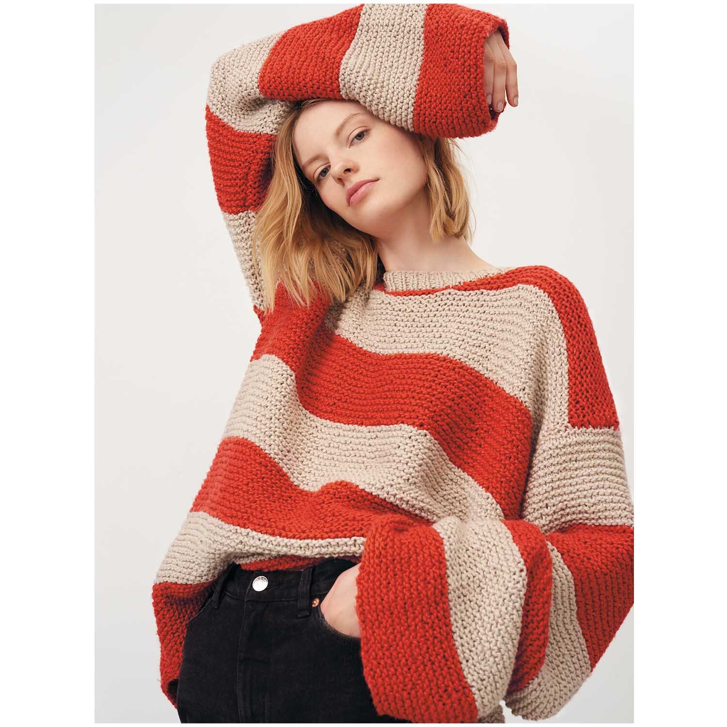 Creative So Cool + So Soft Cotton chunky: Frau trägt gestreiften Pullover in Rot und Beige, gestrickt aus weicher Baumwolle.