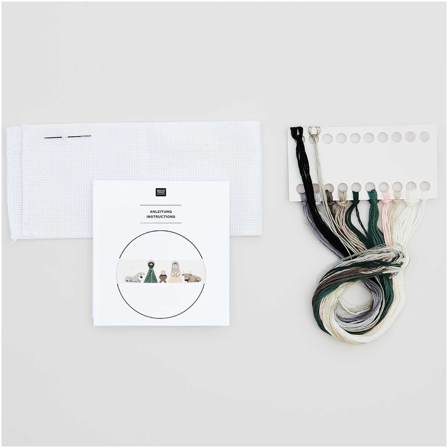 Stickpackung Band Krippe von Rico Design mit Stickgarnen und Anleitung auf hellem Hintergrund.