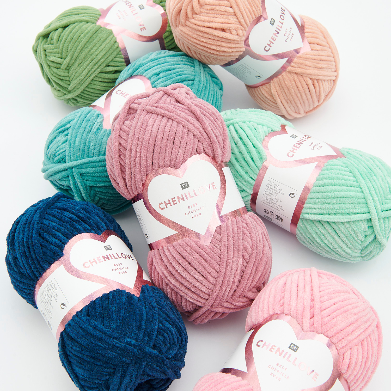Creative Chenillove Sortiment II: Weiches Garn in verschiedenen Farben wie Lachs, Pink und Aquamarin. Ideal für kreative Strickprojekte.