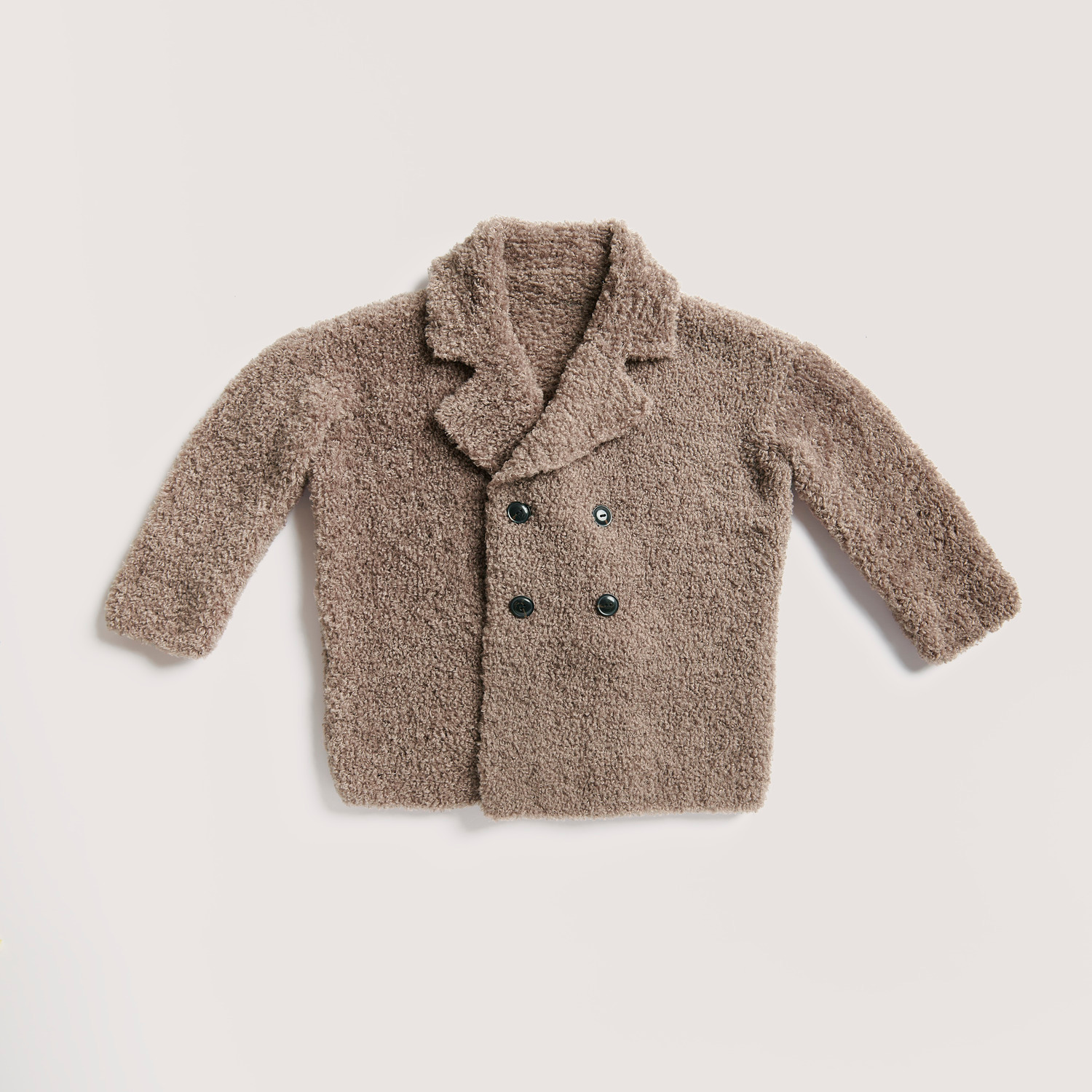 Strickset Mantel Modell 14 aus Rico Kids 13: Ein brauner Mantel aus Creative Teddy von Rico Design, ideal für Kinder.