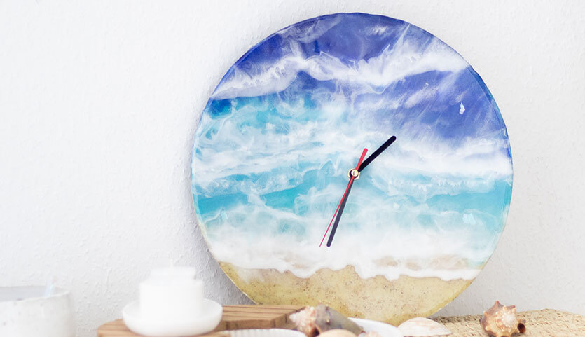 Inspiration Resin Wanduhr Ocean zeigt ein Meer-Motiv mit blauen und weißen Wellen.