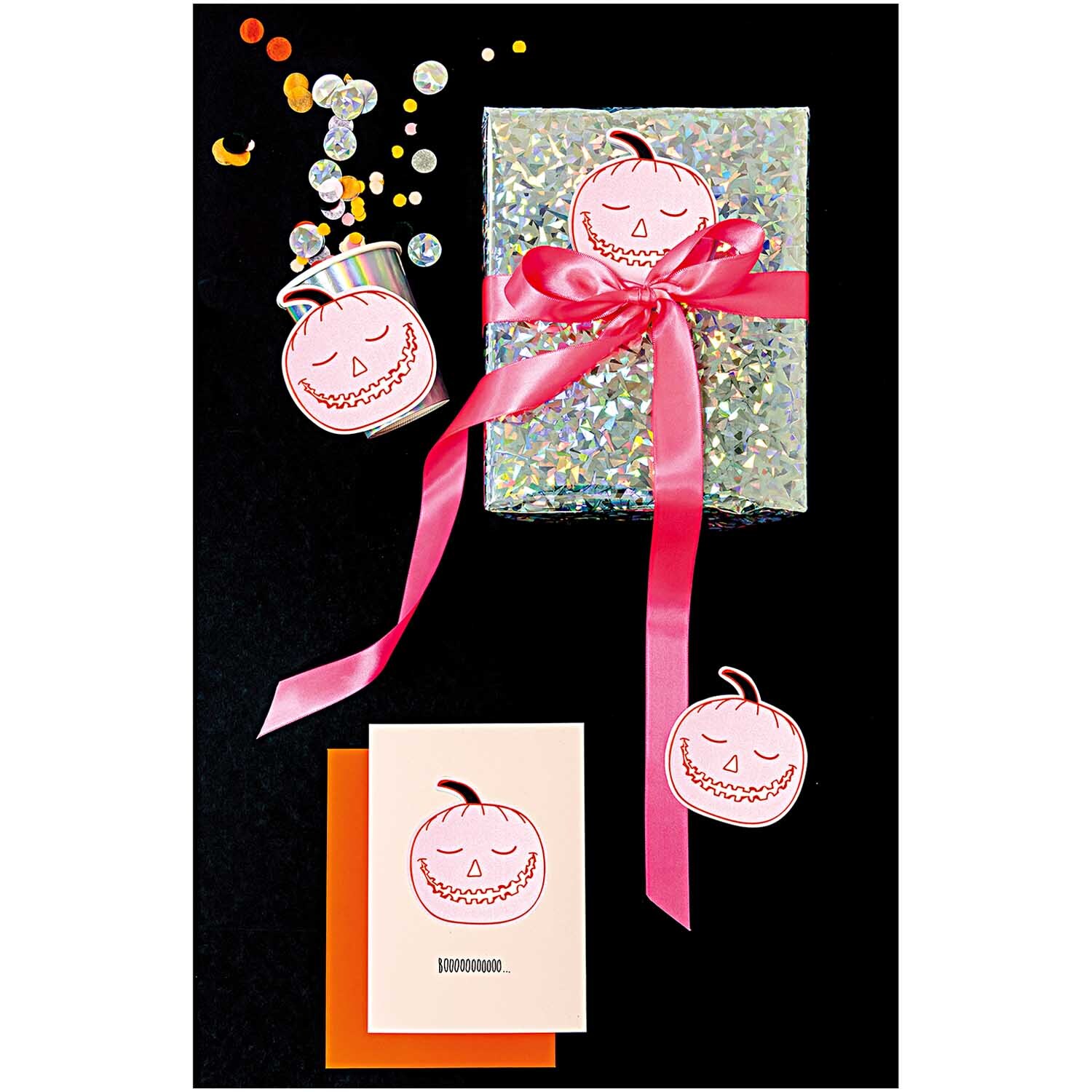 Paper Poetry Dekosticker Kürbisse auf Geschenk mit rosa Schleife und Karte, verziert mit Glitzer. Ideal für kreative Dekorationen.