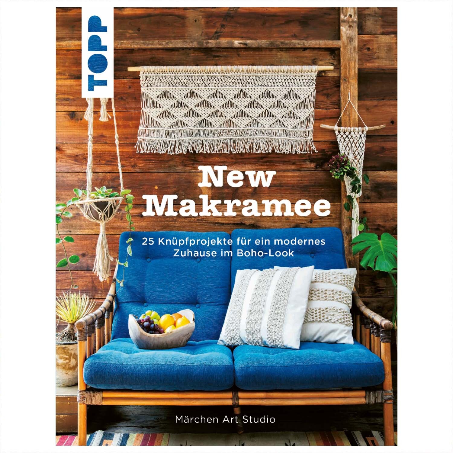New Makramee - 25 Knüpfprojekte: Ein Wohnzimmer mit blauer Couch, Makramee-Deko und Pflanzen.