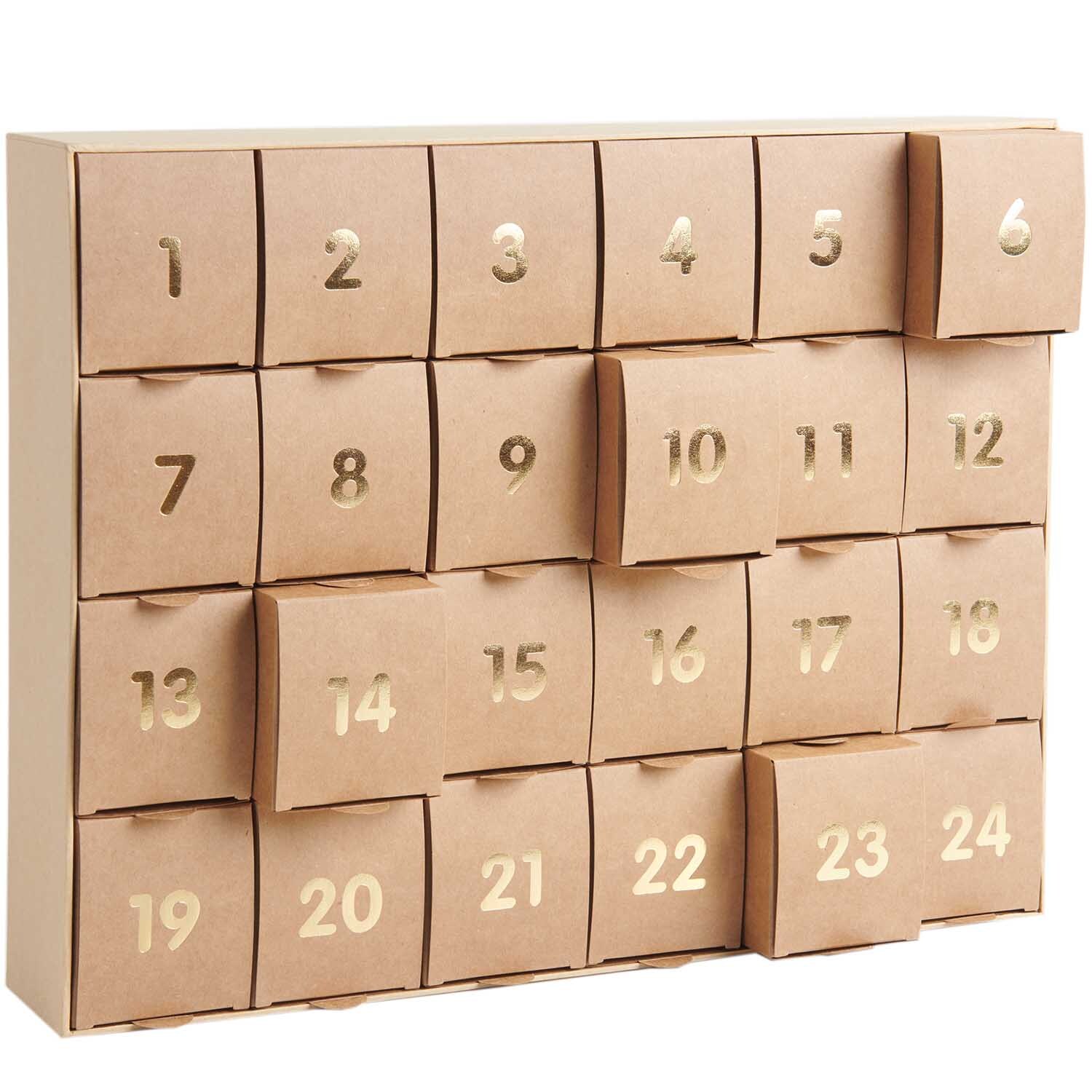 Adventskalender zum Befüllen mit 24 nummerierten Fächern aus Kraftpapier von Rico Design.