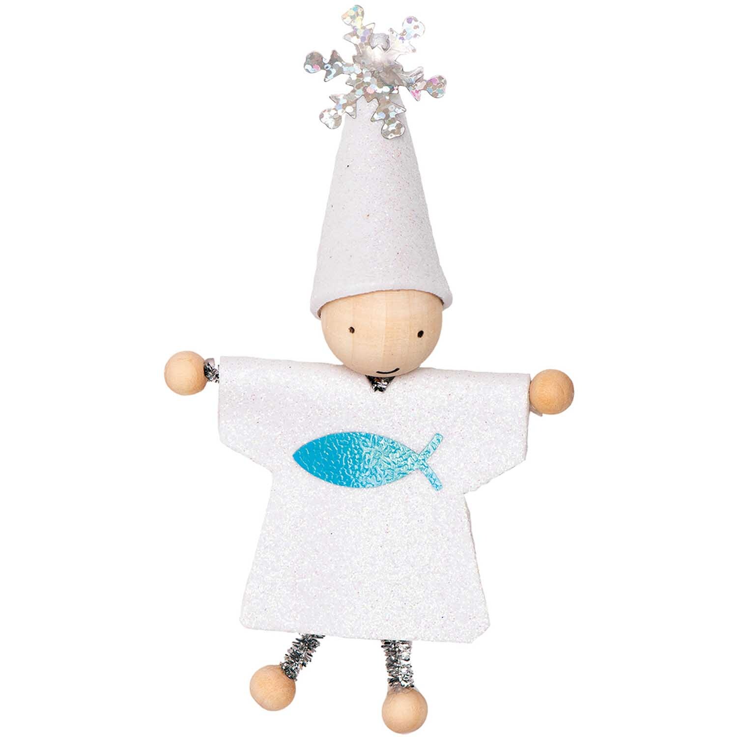 Geschenkanhänger Wichtel Konfirmation: Niedlicher Wichtel mit weißem Gewand und blauem Fischmotiv, von Rico Design.