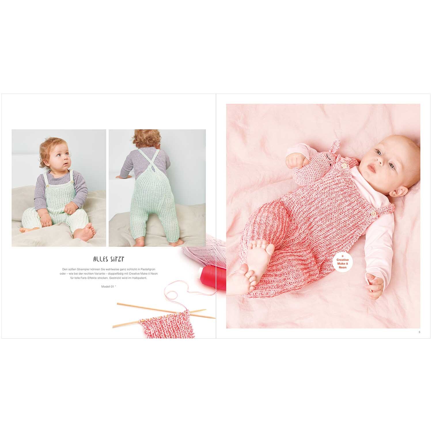 Rico Baby 036: Ein Baby in rosa gestricktem Strampler liegt auf einer rosa Decke. Stricknadeln und Garn sind sichtbar.