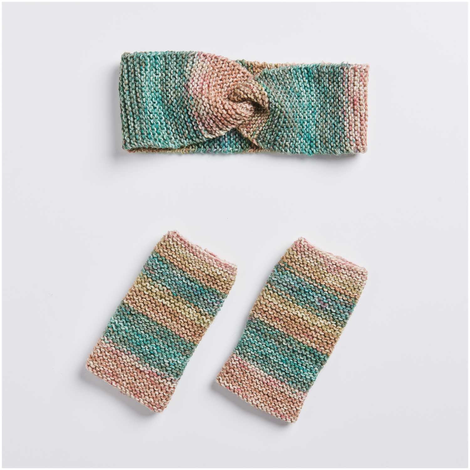 Superba Easy 8 8fädig Stirnband und Handstulpen in Ethno-Design von Rico Design, gestrickt in sanften Pastelltönen.