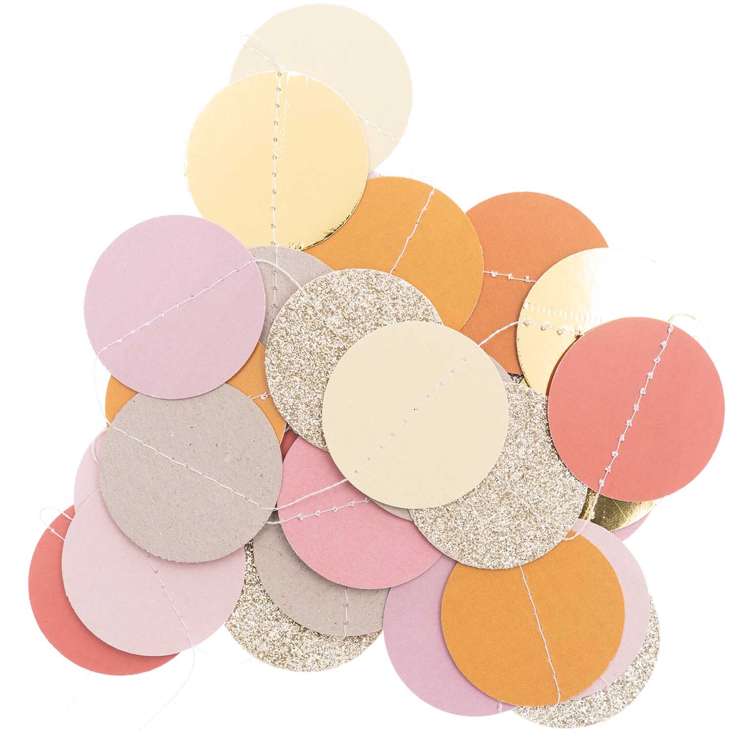 Genähte Girlande Kreise natur-rosa 2m von Rico Design zeigt bunte, runde Papierkreise in Pastelltönen.