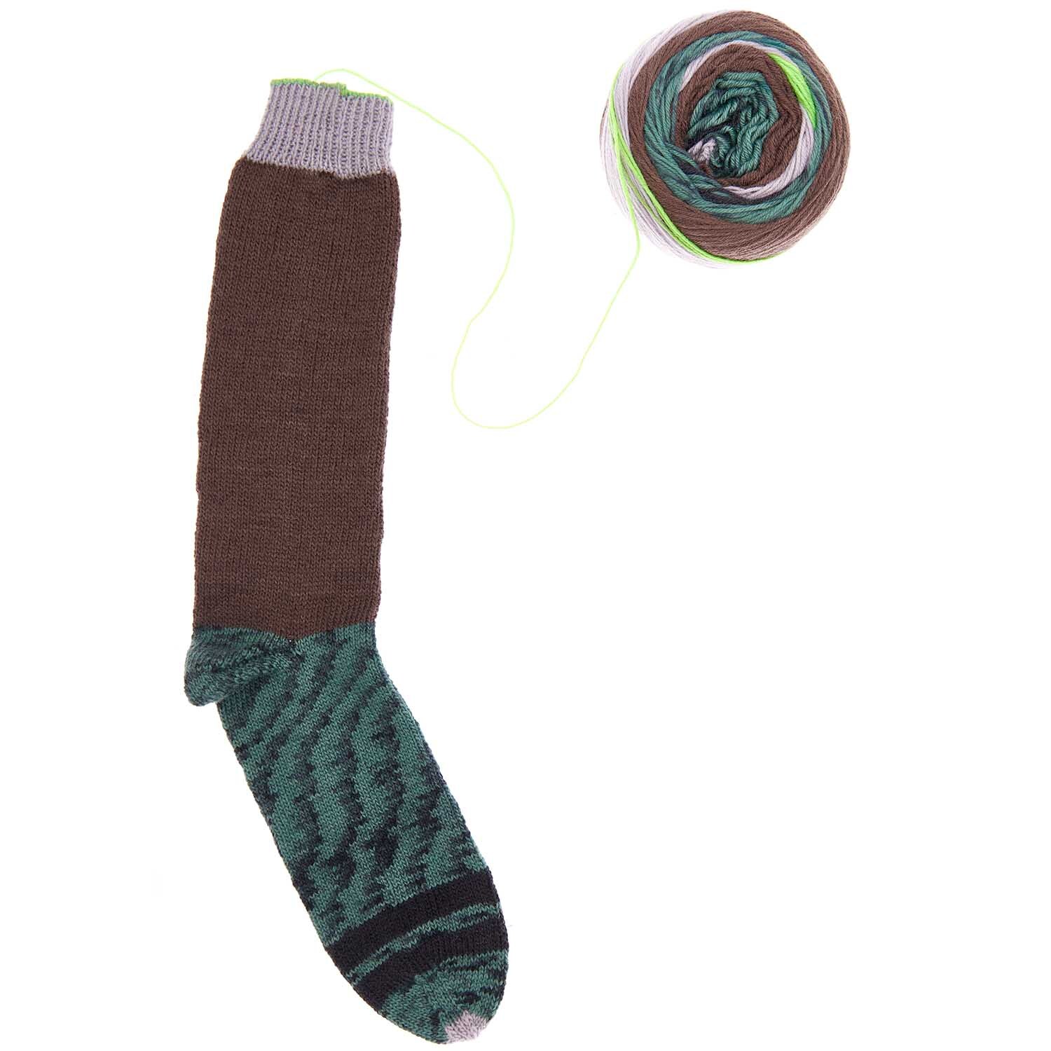 Superba Hottest Socks ever! 4fädig, gestrickte Socke in Braun mit grünem Zigzag-Muster, 100g 365m Garn von Rico Design.