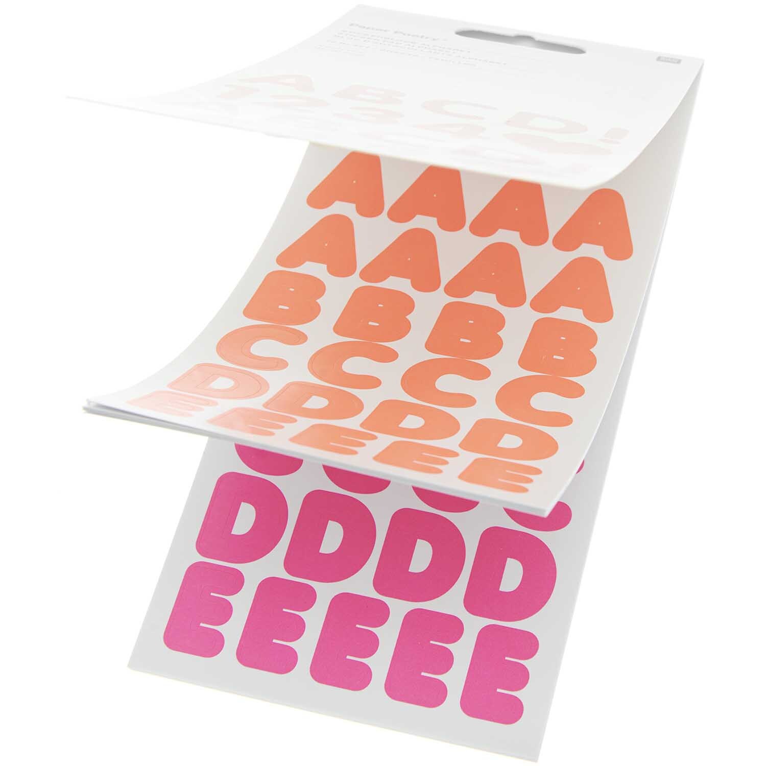 Paper Poetry Stickerblock Alphabet 16 Blatt zeigt bunte Buchstabenaufkleber in Neonfarben von Rico Design. Ideal für kreative Projekte.