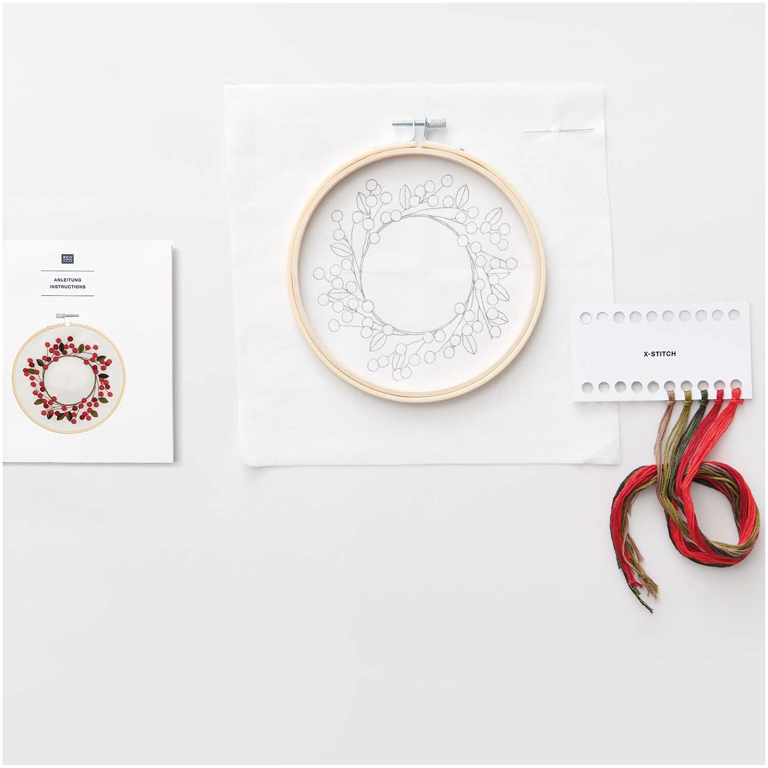 Stickpackung Hagebuttenkranz von Rico Design mit vorgezeichnetem Kranzmotiv und Garnen. Ideal für kreative Handarbeiten.