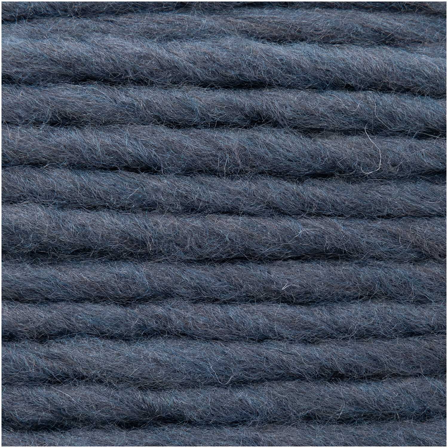 Essentials Super super chunky Wolle von Rico Design in Rauchblau, 100g, 90m, zeigt dicke, weiche Fasern in Nahaufnahme.