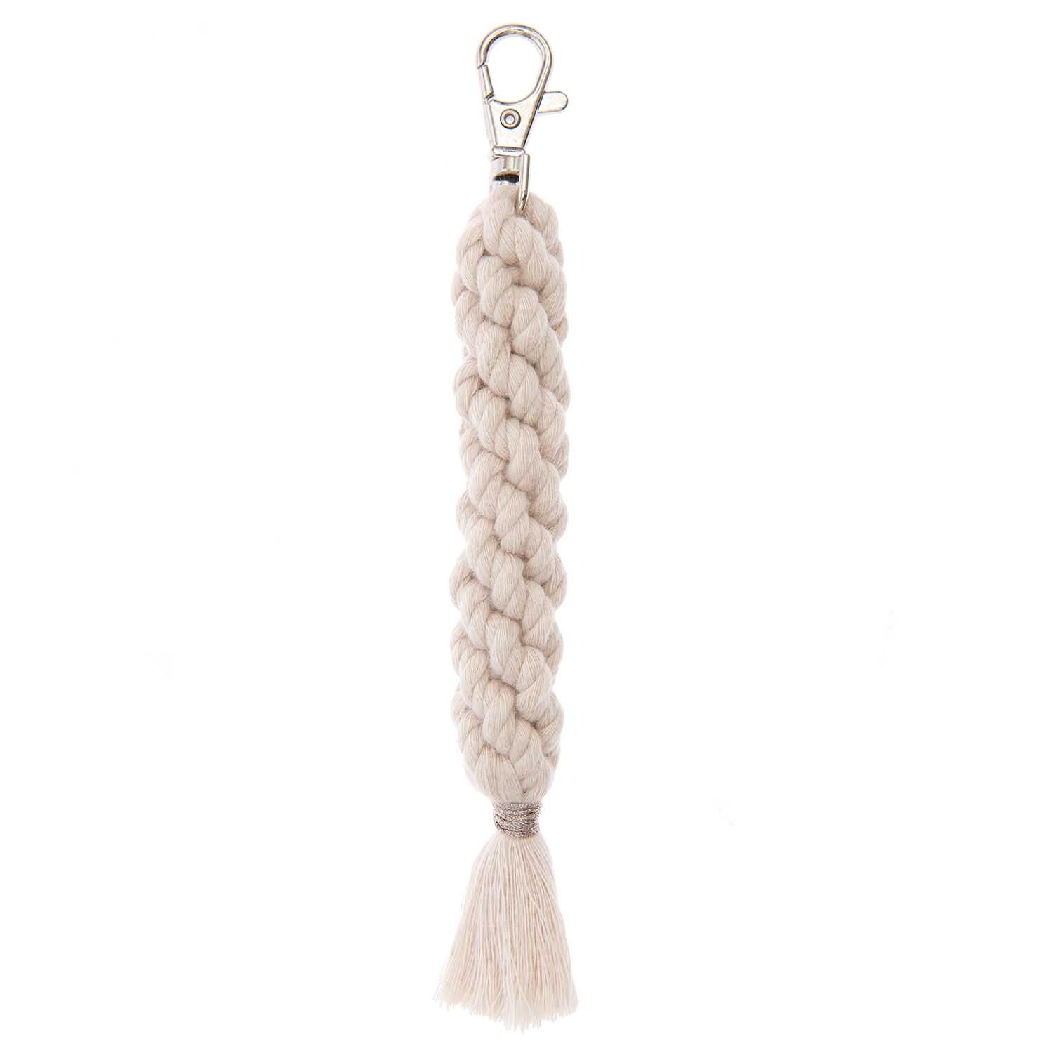 Makramee Set Schlüsselanhänger aus geflochtenem, cremefarbenem Rico Macrame mit Metallclip.