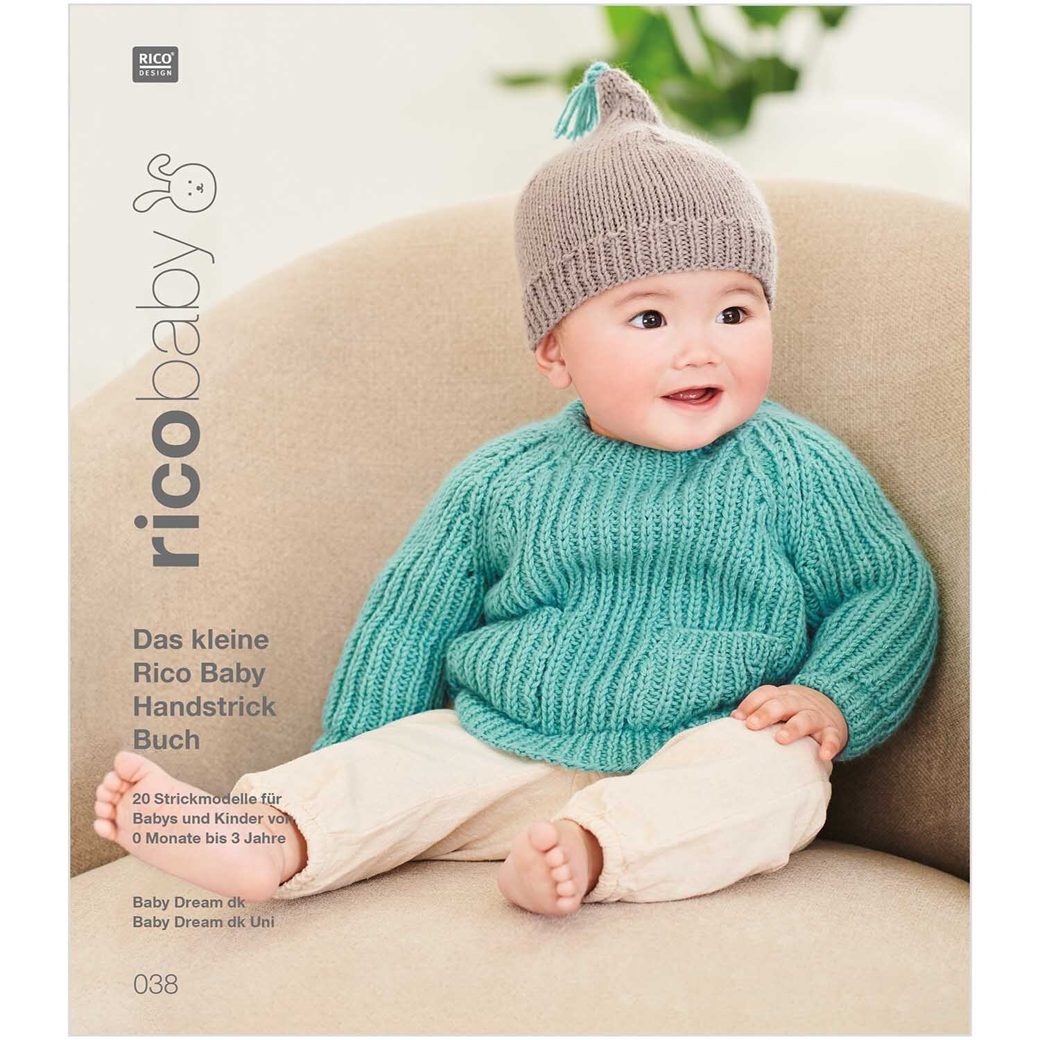 Rico Baby Heft Nr.38 zeigt ein Baby in einem blauen Pullover und grauer Mütze auf einem Sessel. Ideal für Strickideen von Rico Design.