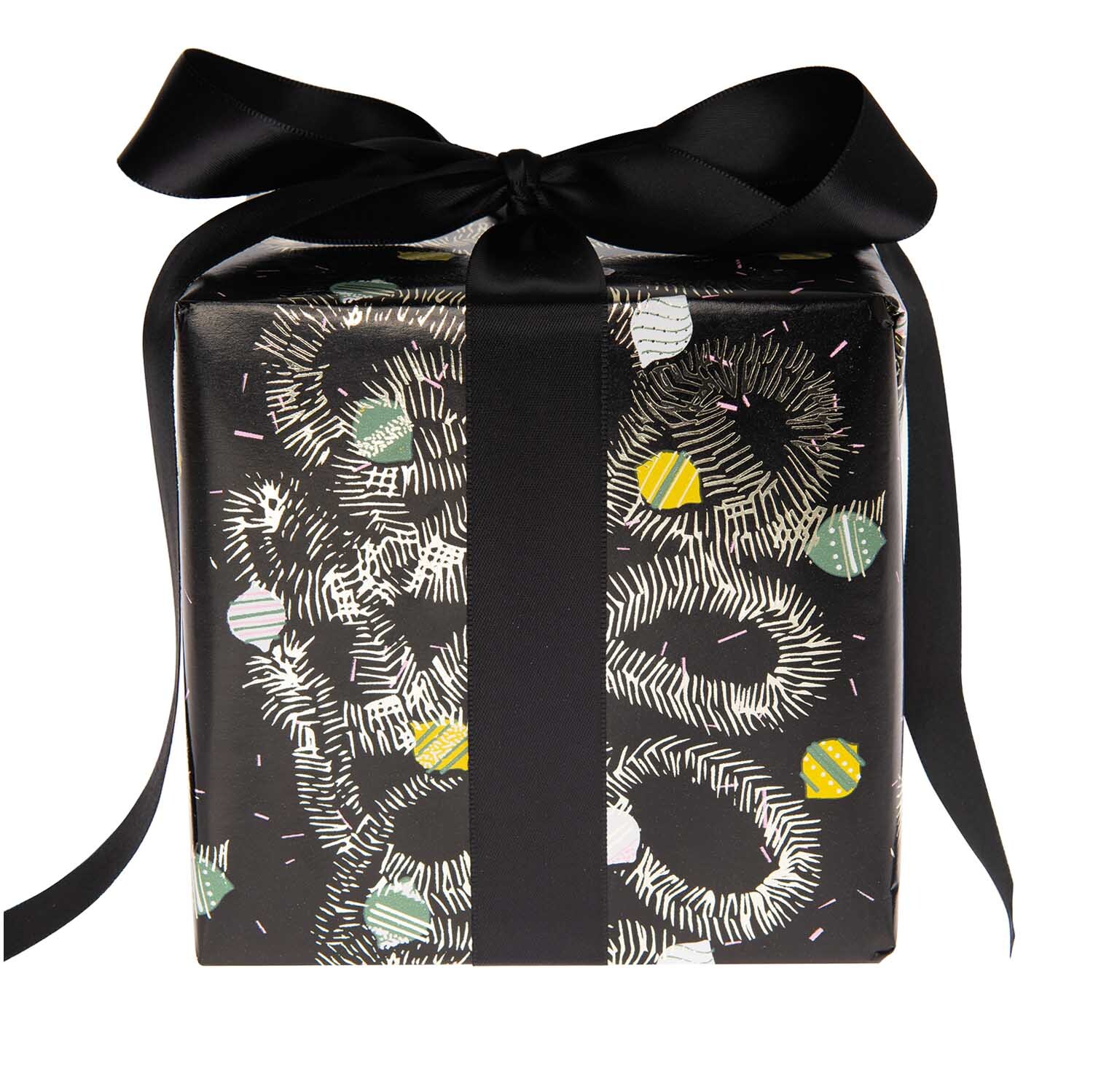 Paper Poetry Geschenkpapier Nostalgic Christmas mit Baumschmuck-Muster, schwarz, 80cm x 2m, verpackt mit schwarzem Band.