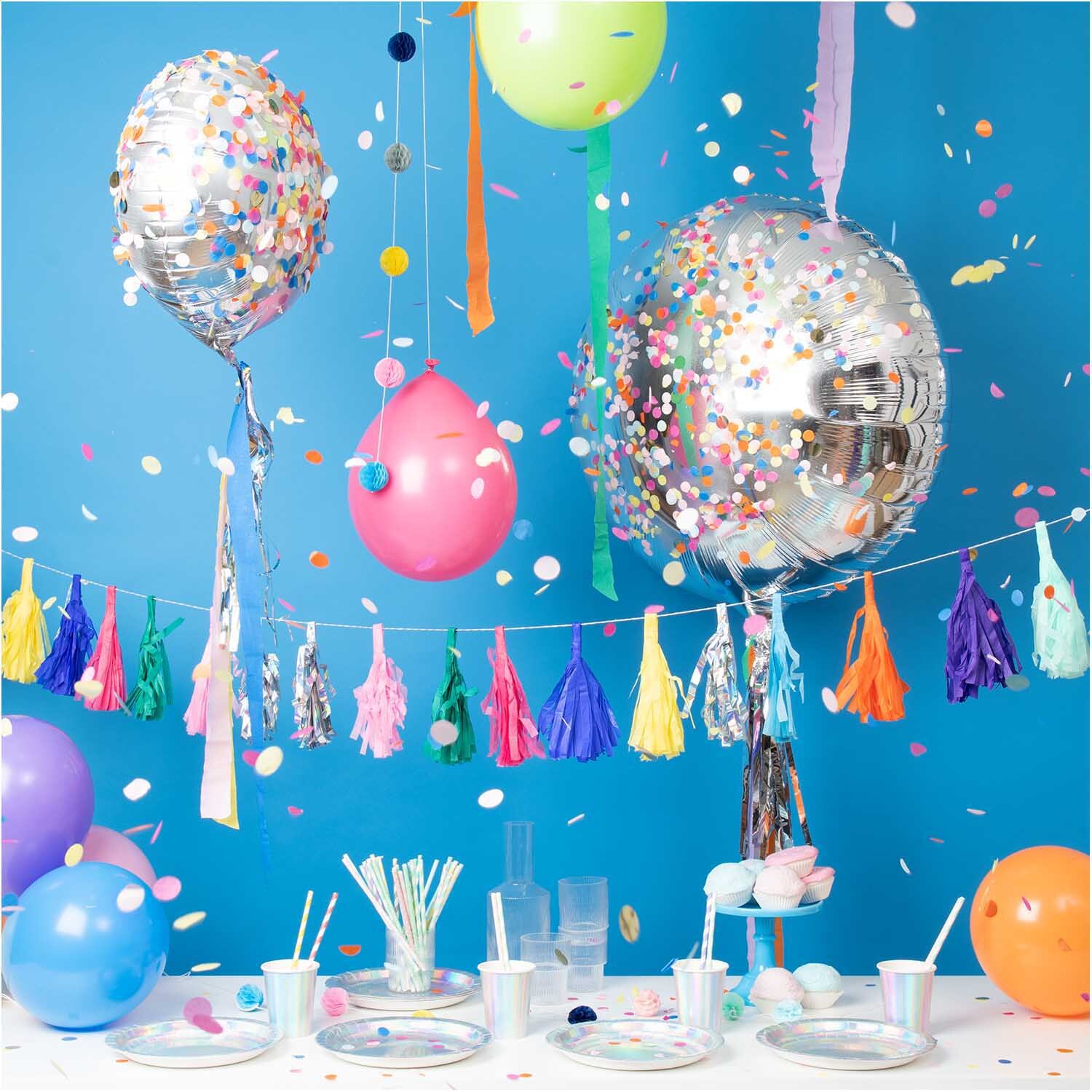 Folienballon rund 86cm in einer bunten Partydekoration mit Konfetti und farbenfrohen Luftballons.