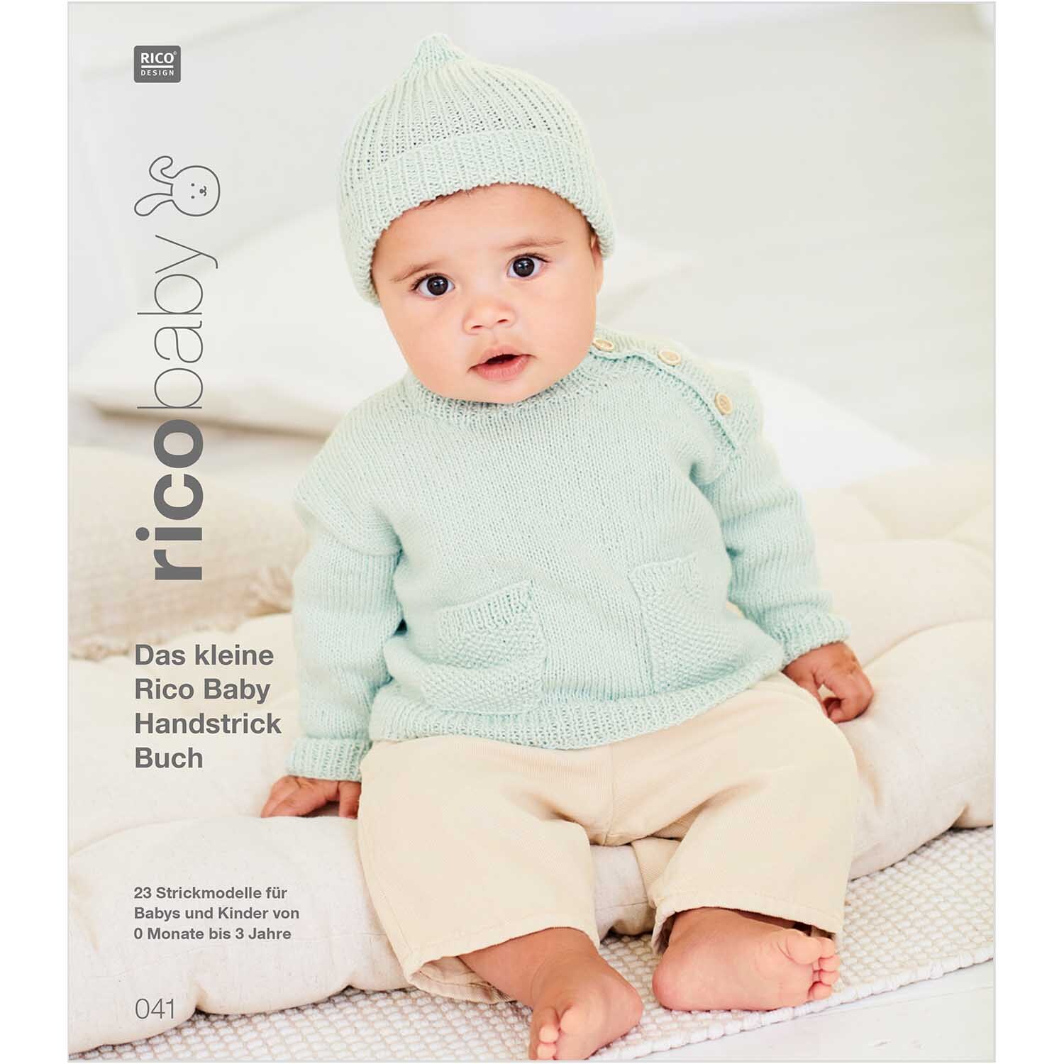 Strickset Strampler Modell 18: Baby in mintgrünem Strampler und Mütze aus Rico Baby 041, auf weißer Decke sitzend.