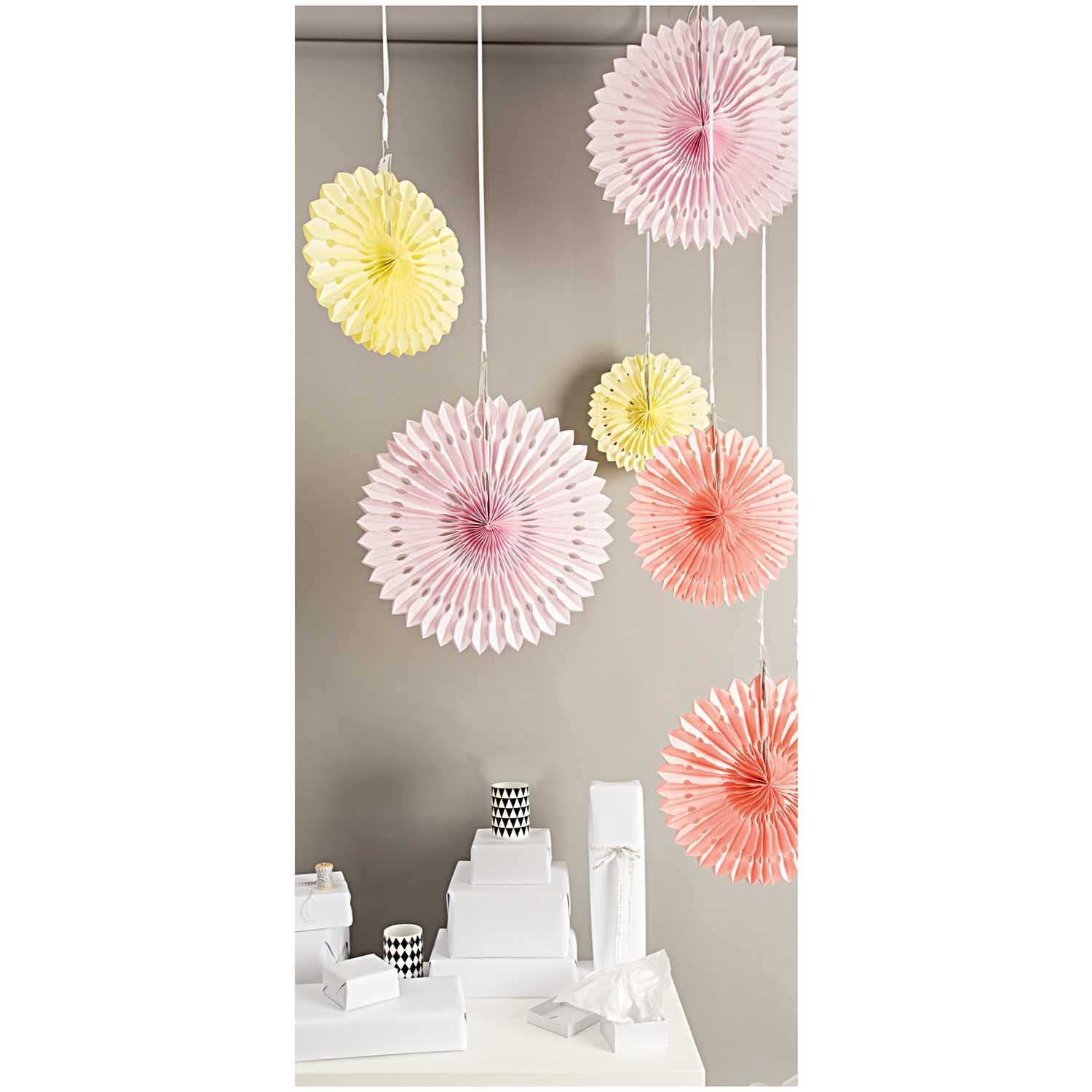 Wabenpapier Blumen Sommer 3 Stück: Hängende Papierblumen in Pastelltönen von Rico Design, dekorativ arrangiert.