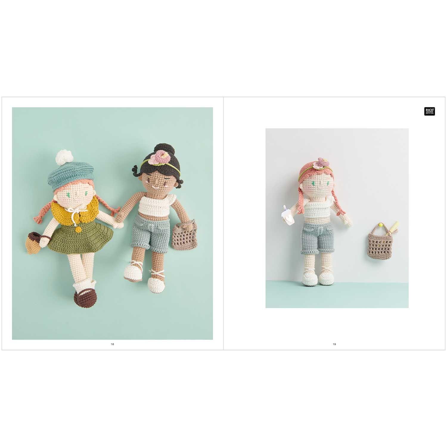 Ricorumi Dollies französisch: Zwei gehäkelte Puppen in modischer Kleidung, eine mit Mütze und die andere mit Blumenhaarband, auf pastellfarbenem Hintergrund.