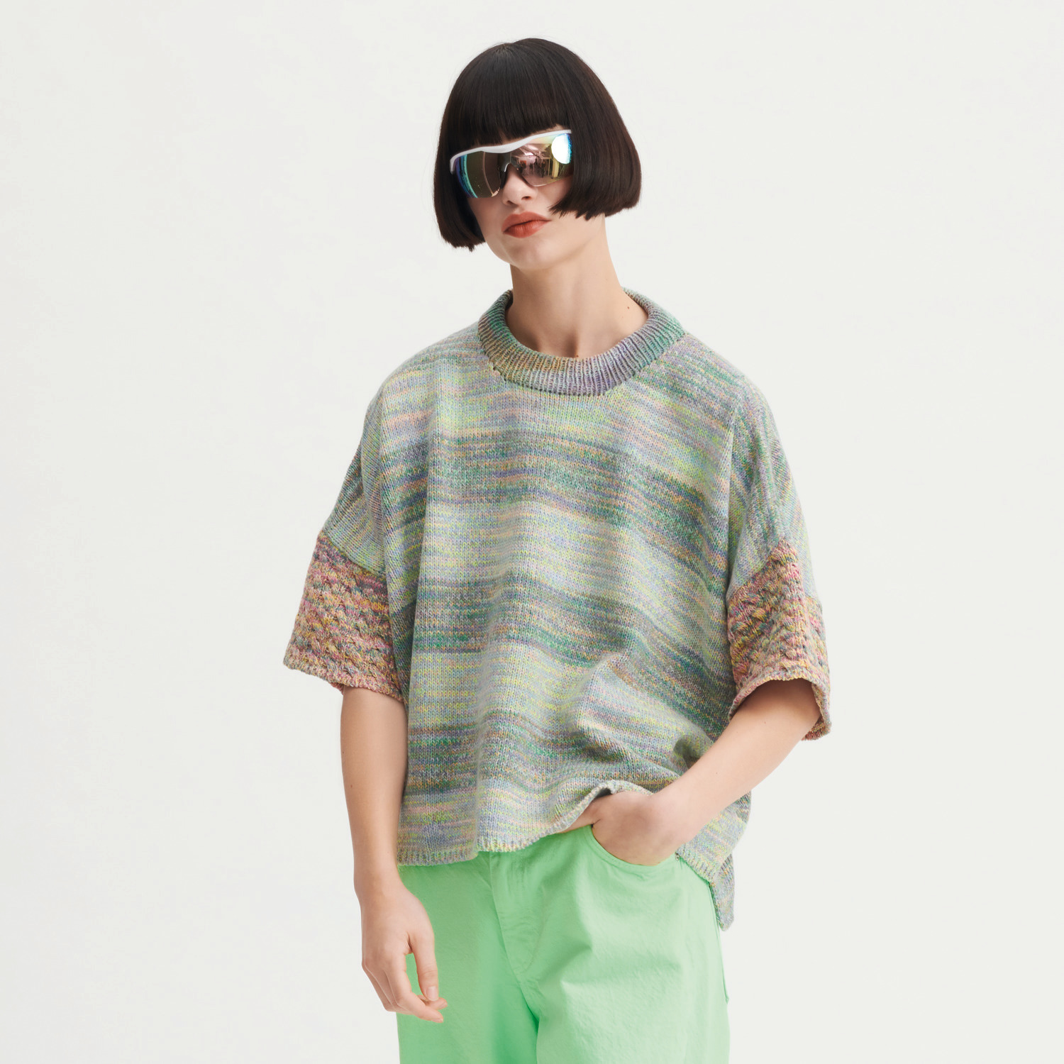 Creative Summer Sprinkles Strickset Pullover von Rico Design, getragen von Person in grüner Hose.
