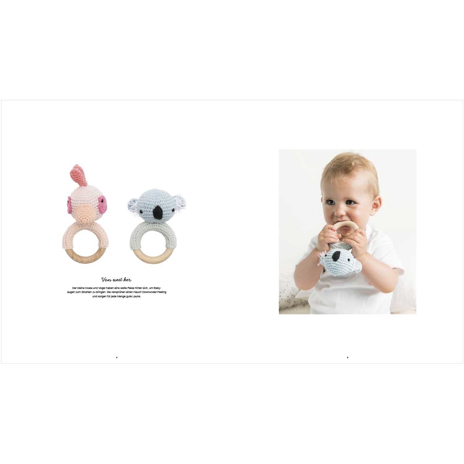 Ricorumi Baby Little Animals: Ein Baby hält ein gehäkeltes Tier-Spielzeug von Rico Design.