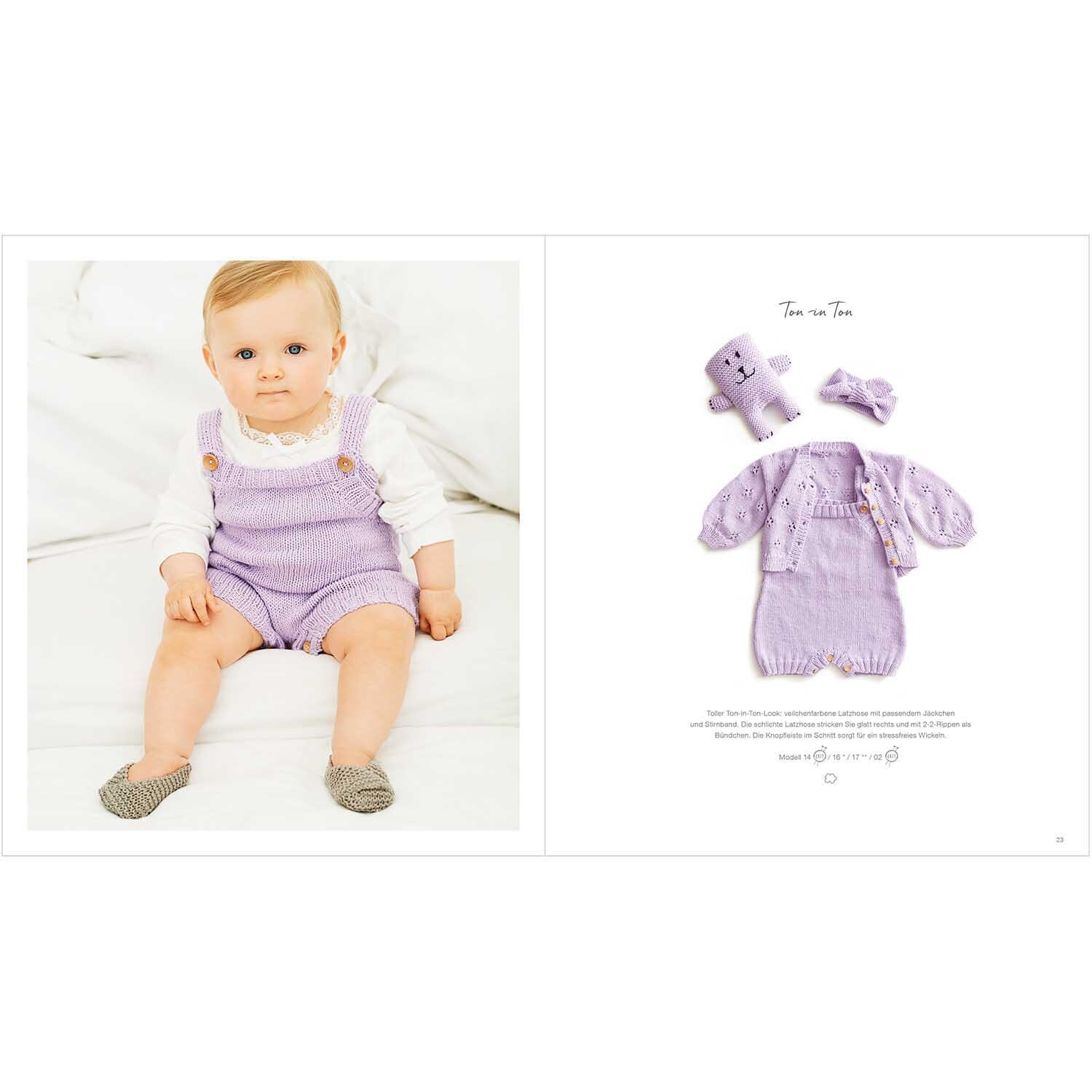 Rico Baby Heft Nr.30 zeigt ein Baby in lila Strickkleidung von Rico Design, neben passendem Spielzeug.